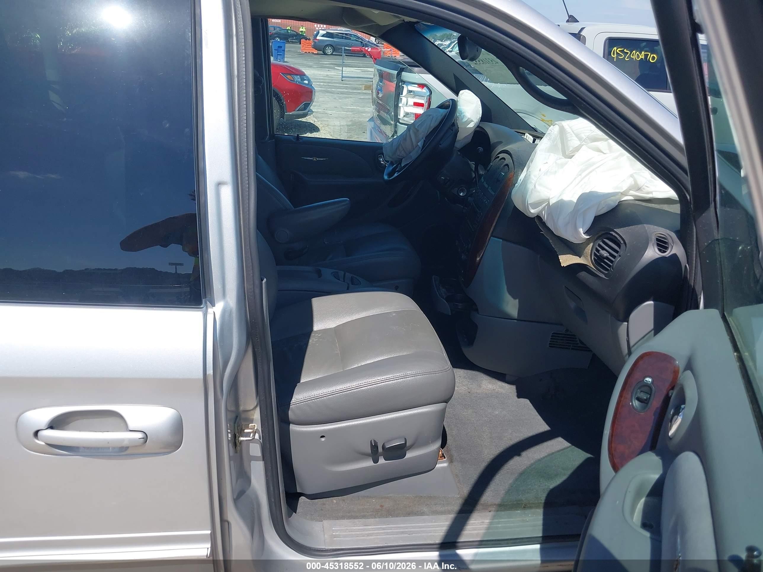 2004 Chrysler Town & Country Limited Silver vin: 2C8GP64L14R576434