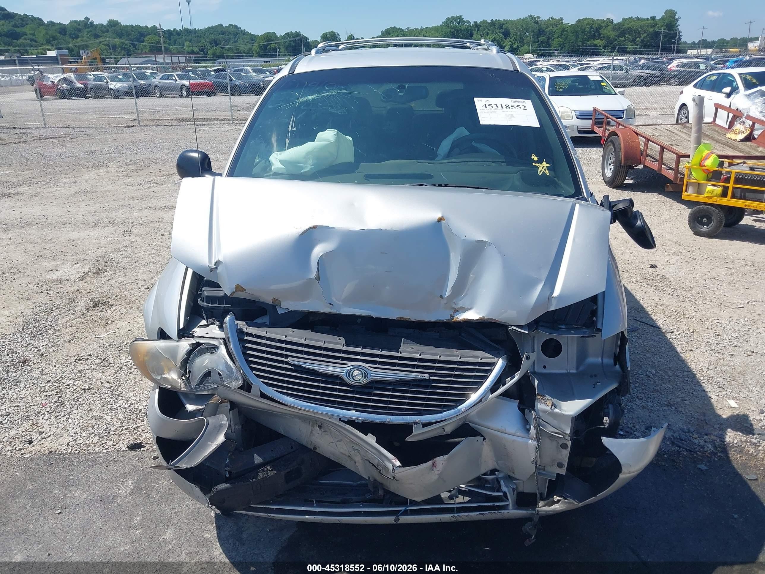 2004 Chrysler Town & Country Limited Silver vin: 2C8GP64L14R576434