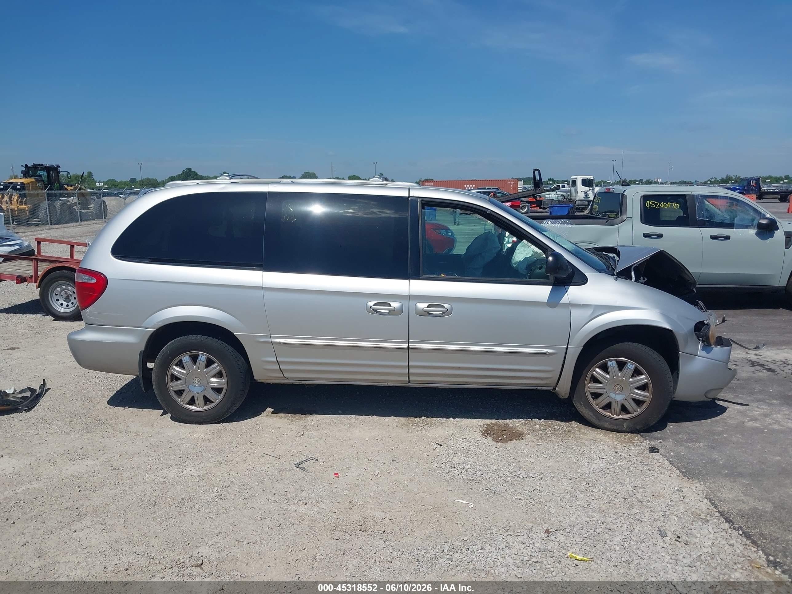 2004 Chrysler Town & Country Limited Silver vin: 2C8GP64L14R576434