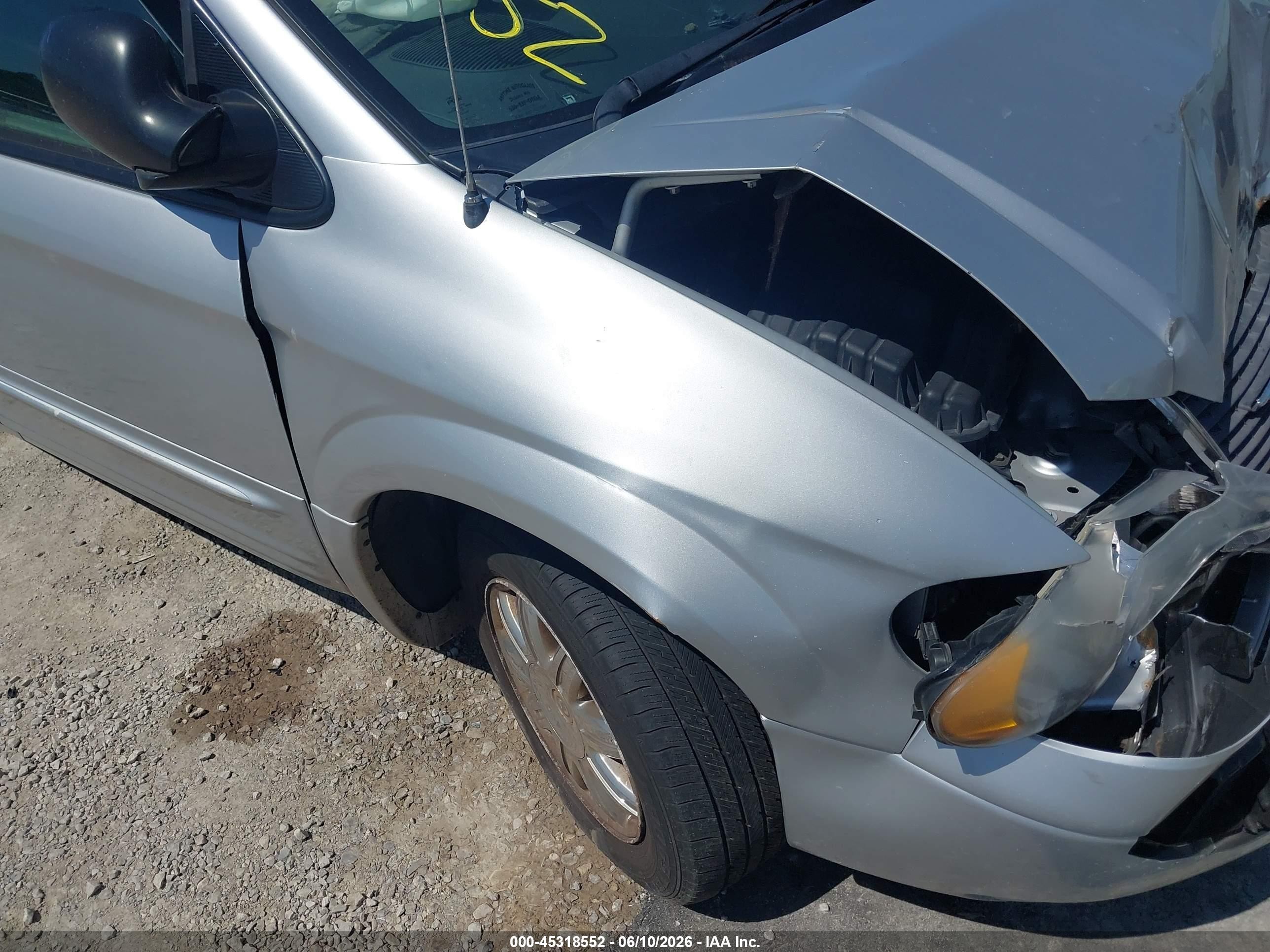2004 Chrysler Town & Country Limited Silver vin: 2C8GP64L14R576434