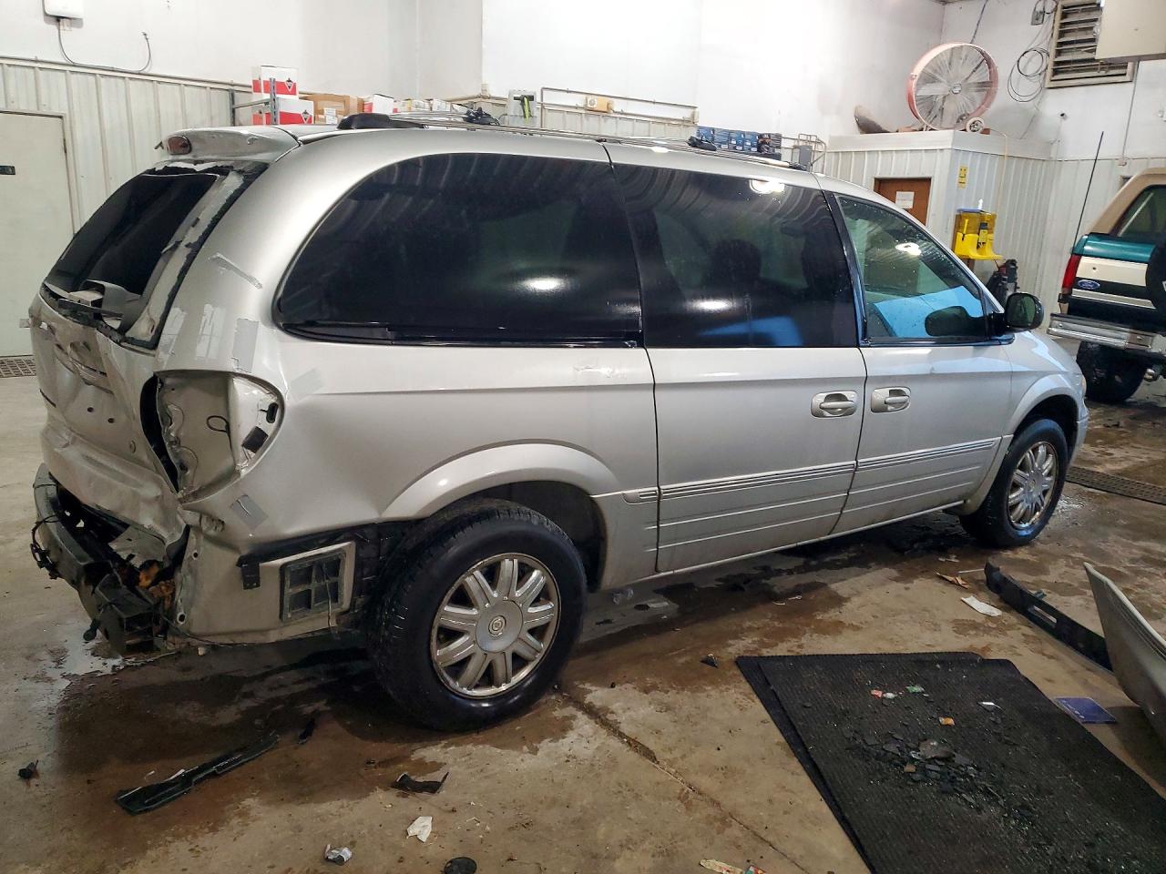 2005 Chrysler Town & Country Limited Silver vin: 2C8GP64L15R338746