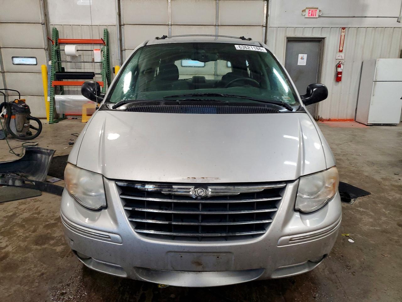 2005 Chrysler Town & Country Limited Silver vin: 2C8GP64L15R338746