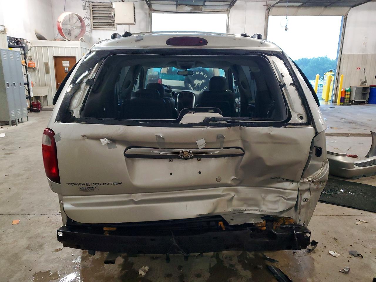 2005 Chrysler Town & Country Limited Silver vin: 2C8GP64L15R338746