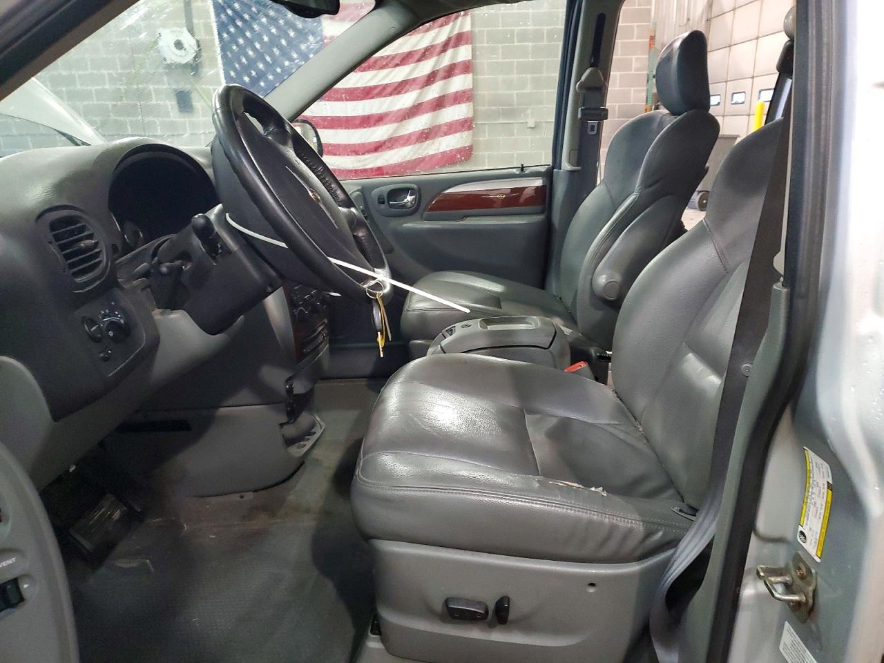 2005 Chrysler Town & Country Limited Silver vin: 2C8GP64L15R338746