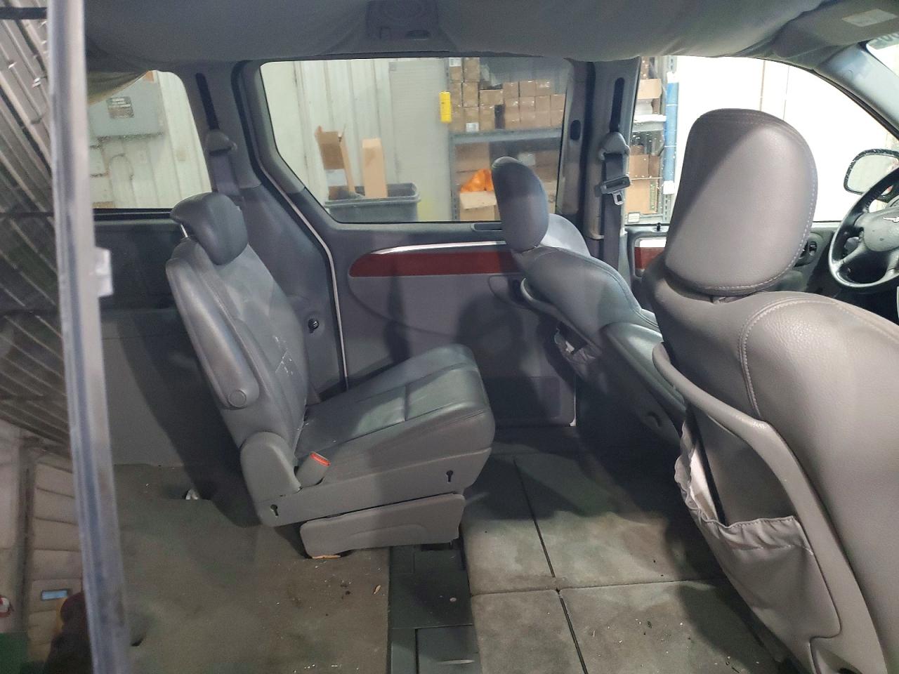 2005 Chrysler Town & Country Limited Silver vin: 2C8GP64L15R338746