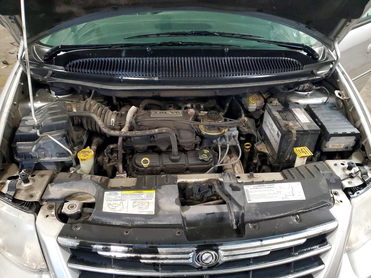 2005 Chrysler Town & Country Limited Silver vin: 2C8GP64L15R338746