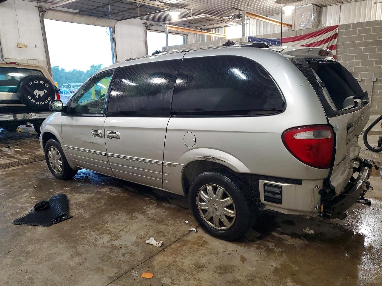 2005 Chrysler Town & Country Limited Silver vin: 2C8GP64L15R338746