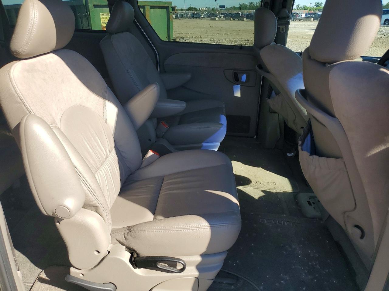 2002 Chrysler Town & Country Limited Silver vin: 2C8GP64L22R597953