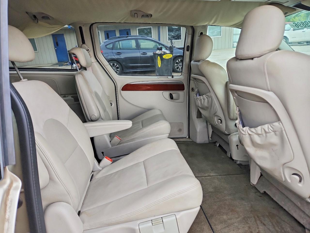 2005 Chrysler Town & Country Limited Gold vin: 2C8GP64L25R151497