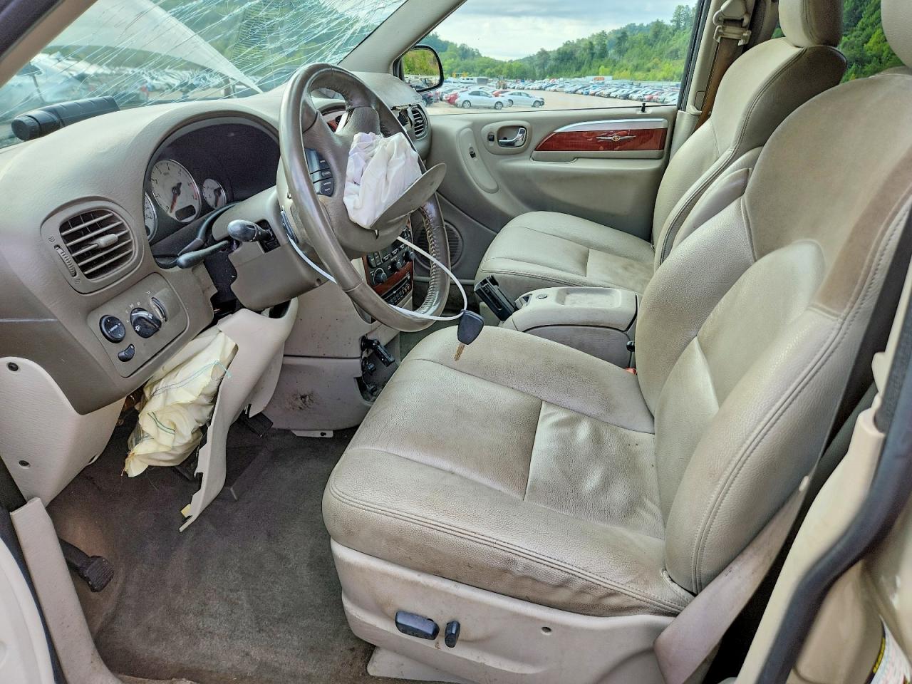 2005 Chrysler Town & Country Limited Gold vin: 2C8GP64L25R151497