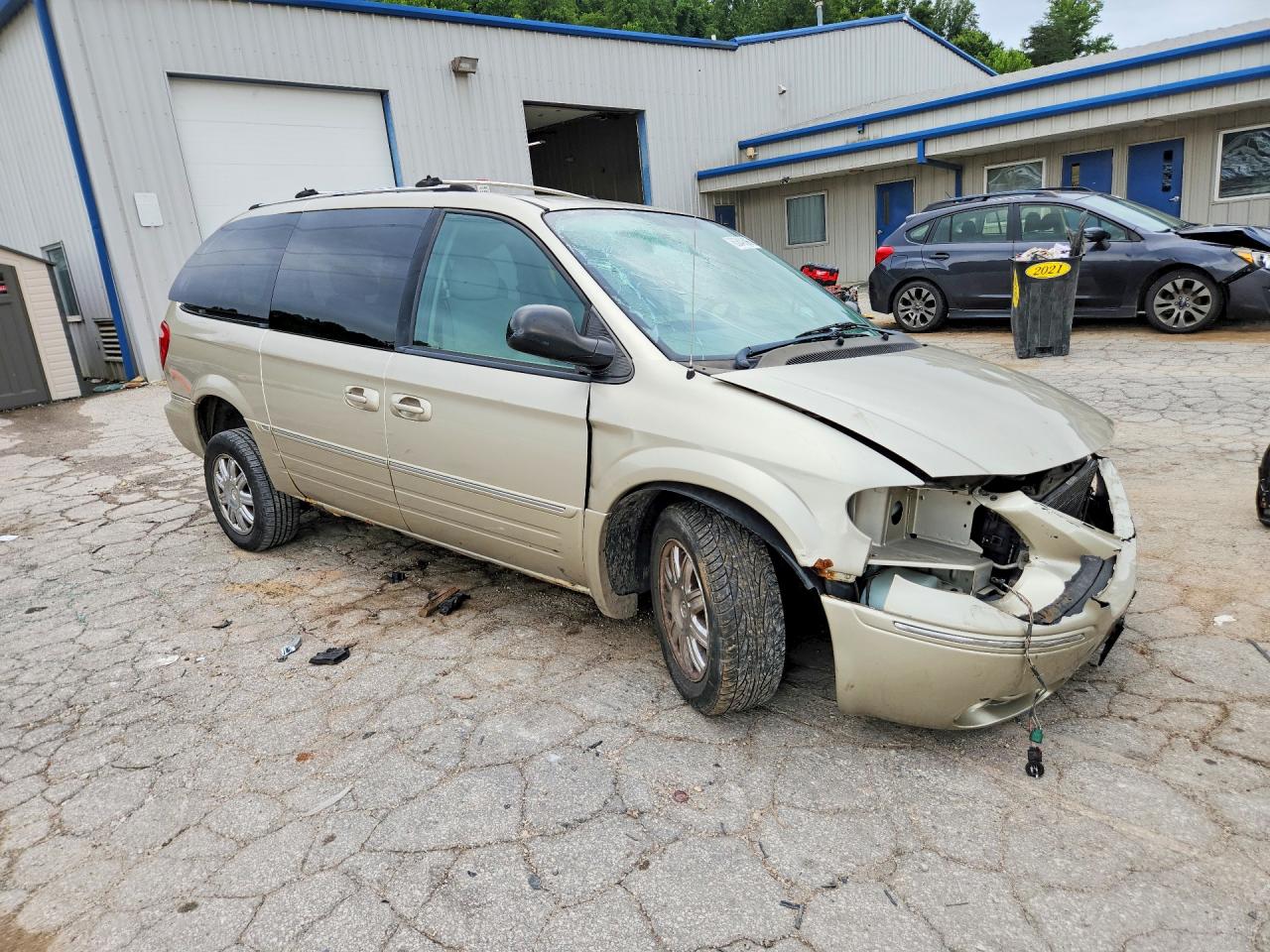 2005 Chrysler Town & Country Limited Gold vin: 2C8GP64L25R151497