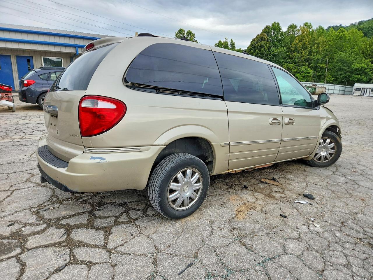 2005 Chrysler Town & Country Limited Gold vin: 2C8GP64L25R151497