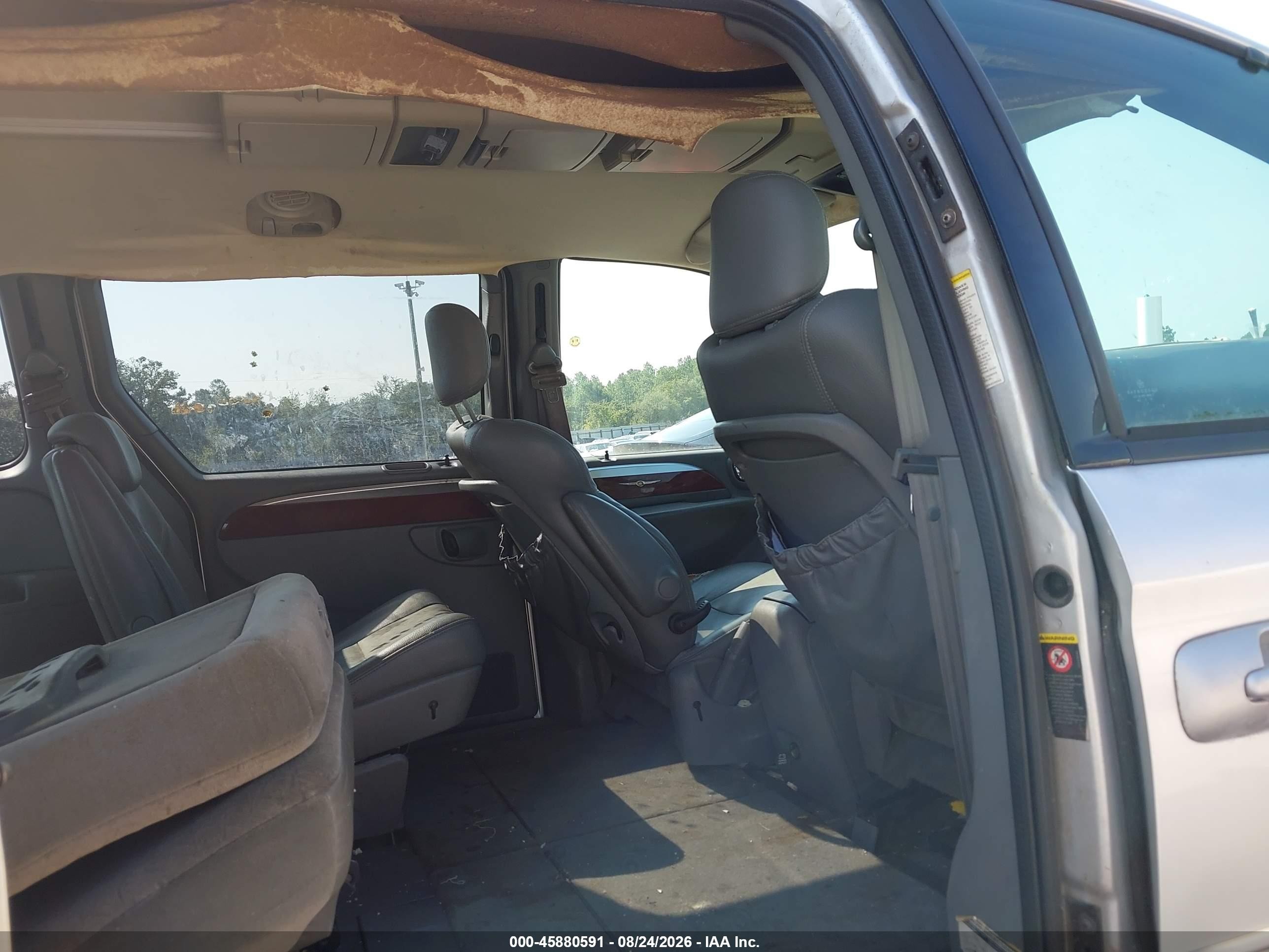 2005 Chrysler Town & Country Limited Серебряный vin: 2C8GP64L25R192924