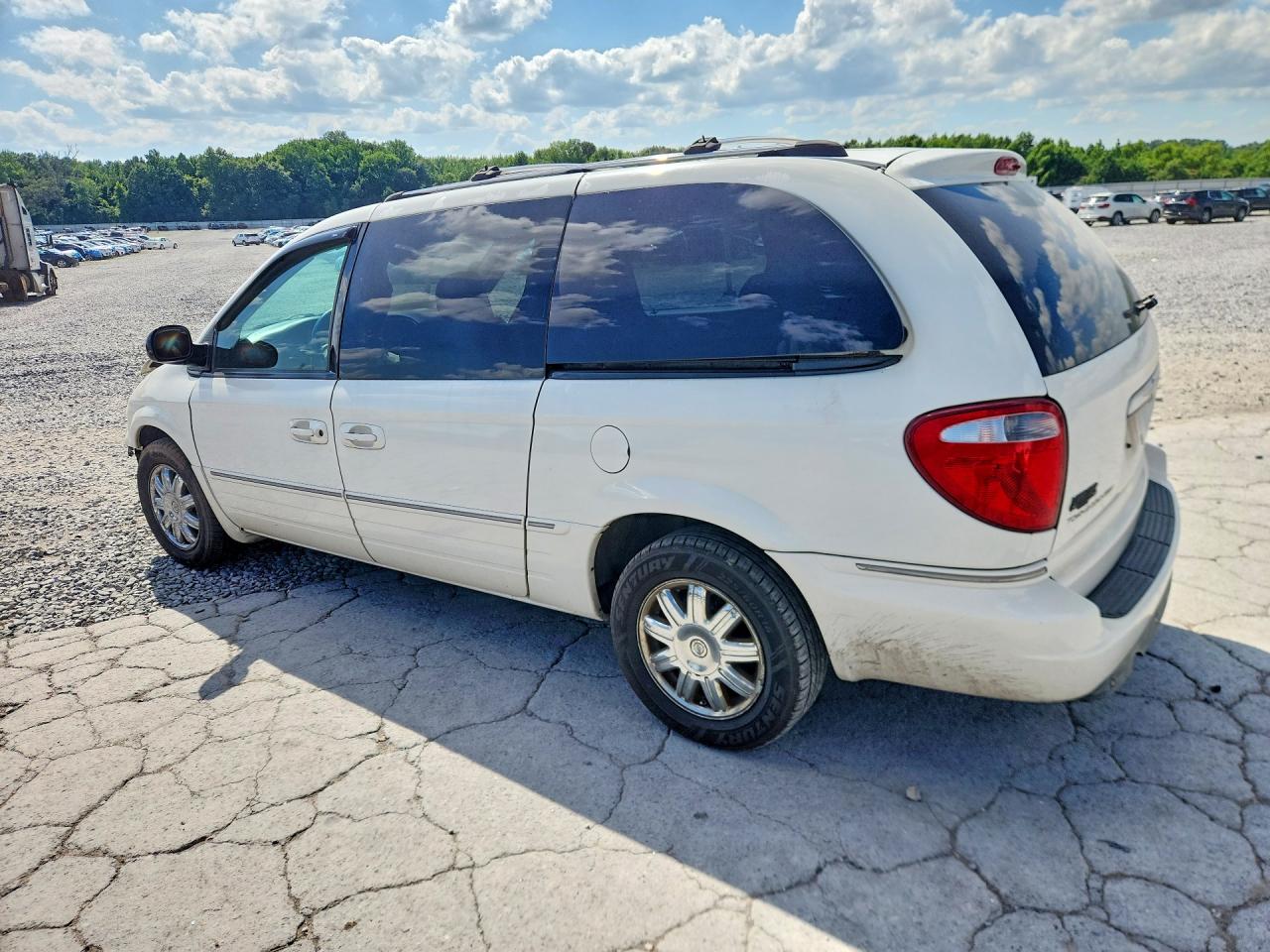 2005 Chrysler Town & Country Limited White vin: 2C8GP64L25R202495