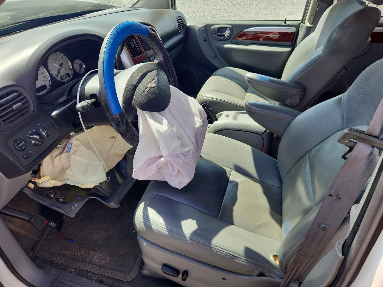 2005 Chrysler Town & Country Limited White vin: 2C8GP64L25R202495