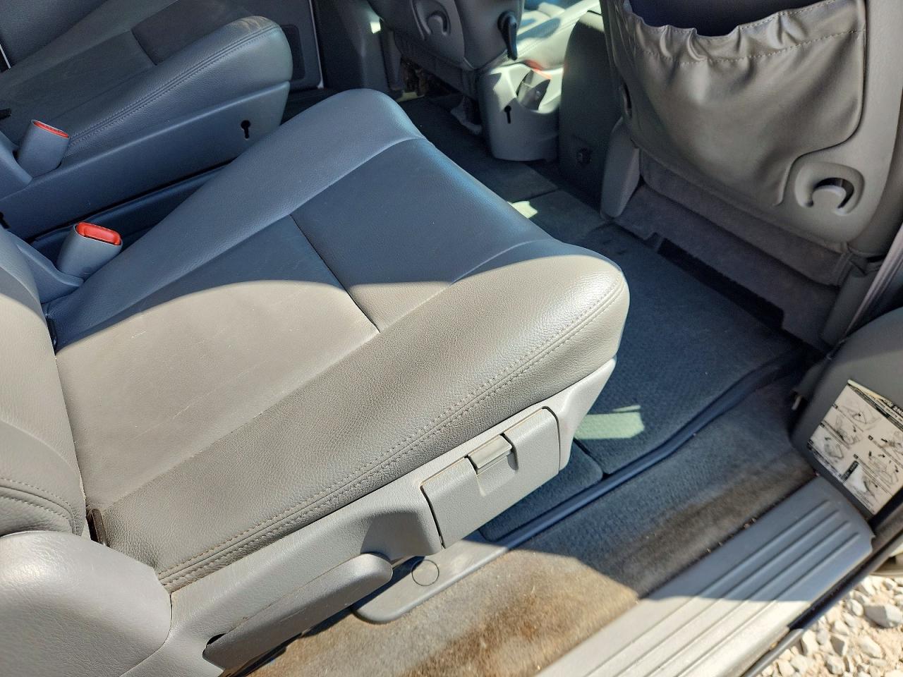 2005 Chrysler Town & Country Limited White vin: 2C8GP64L25R202495