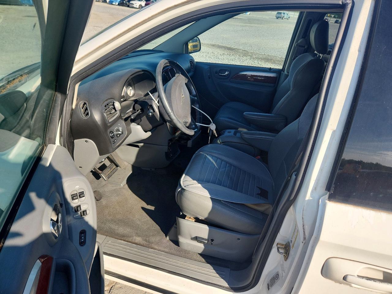 2005 Chrysler Town & Country Limited Белый vin: 2C8GP64L25R479390