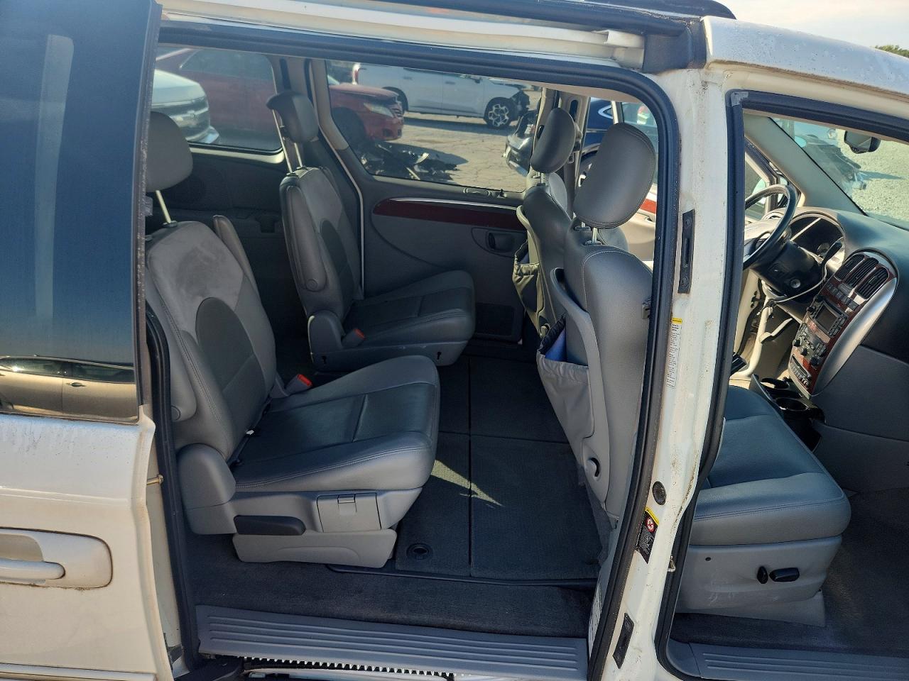 2005 Chrysler Town & Country Limited Белый vin: 2C8GP64L25R479390