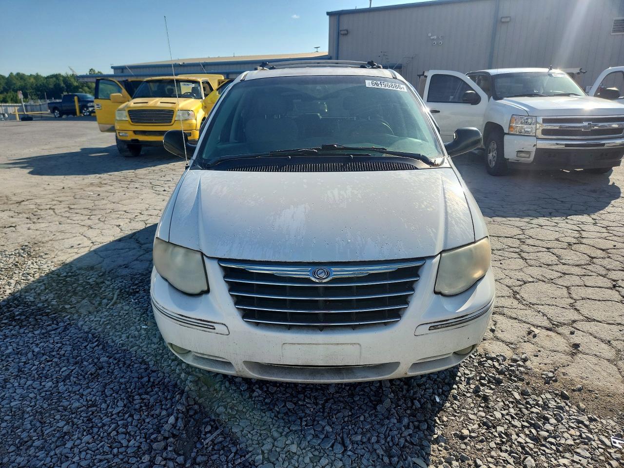 2005 Chrysler Town & Country Limited Белый vin: 2C8GP64L25R479390