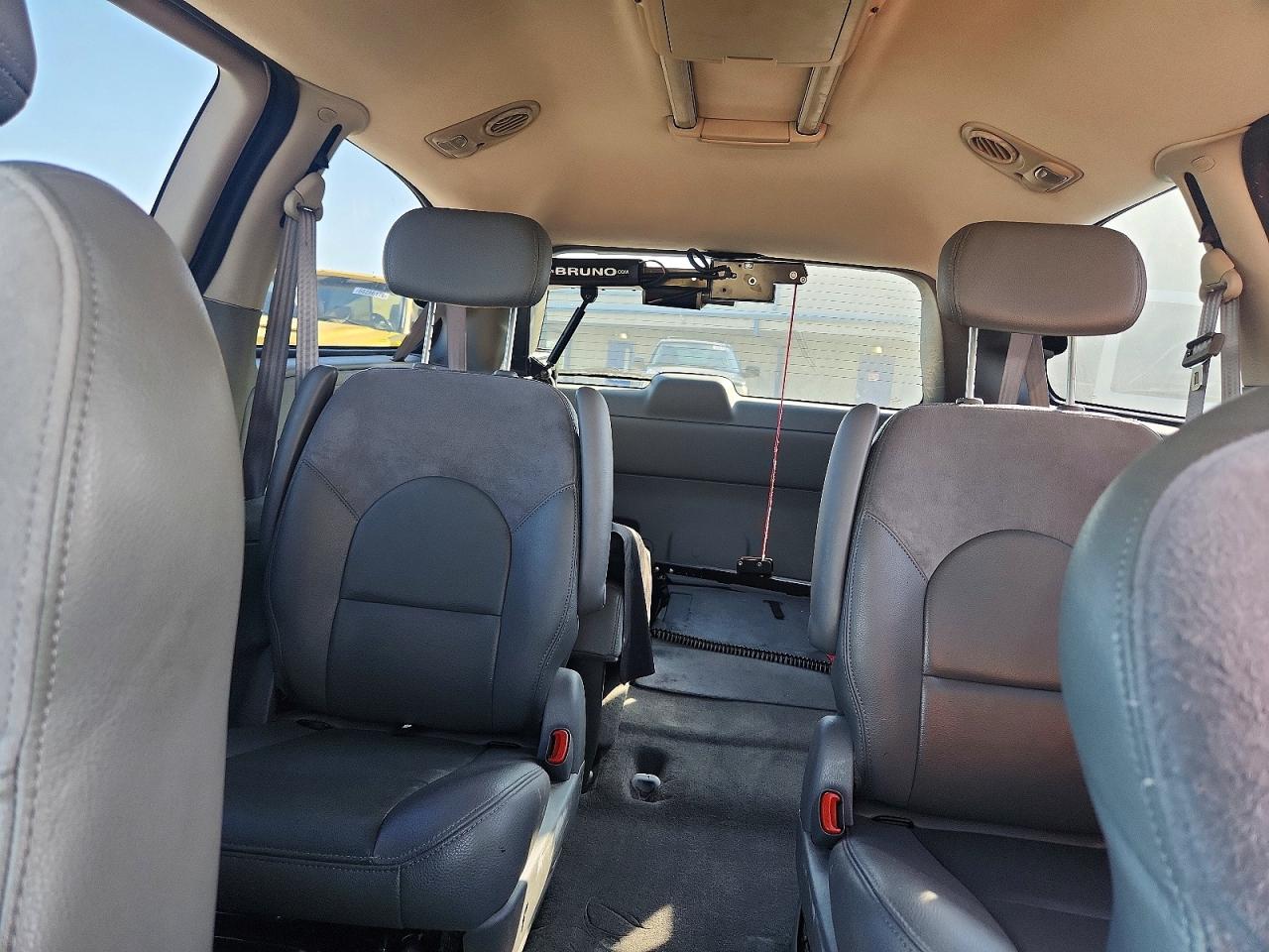 2005 Chrysler Town & Country Limited Белый vin: 2C8GP64L25R479390