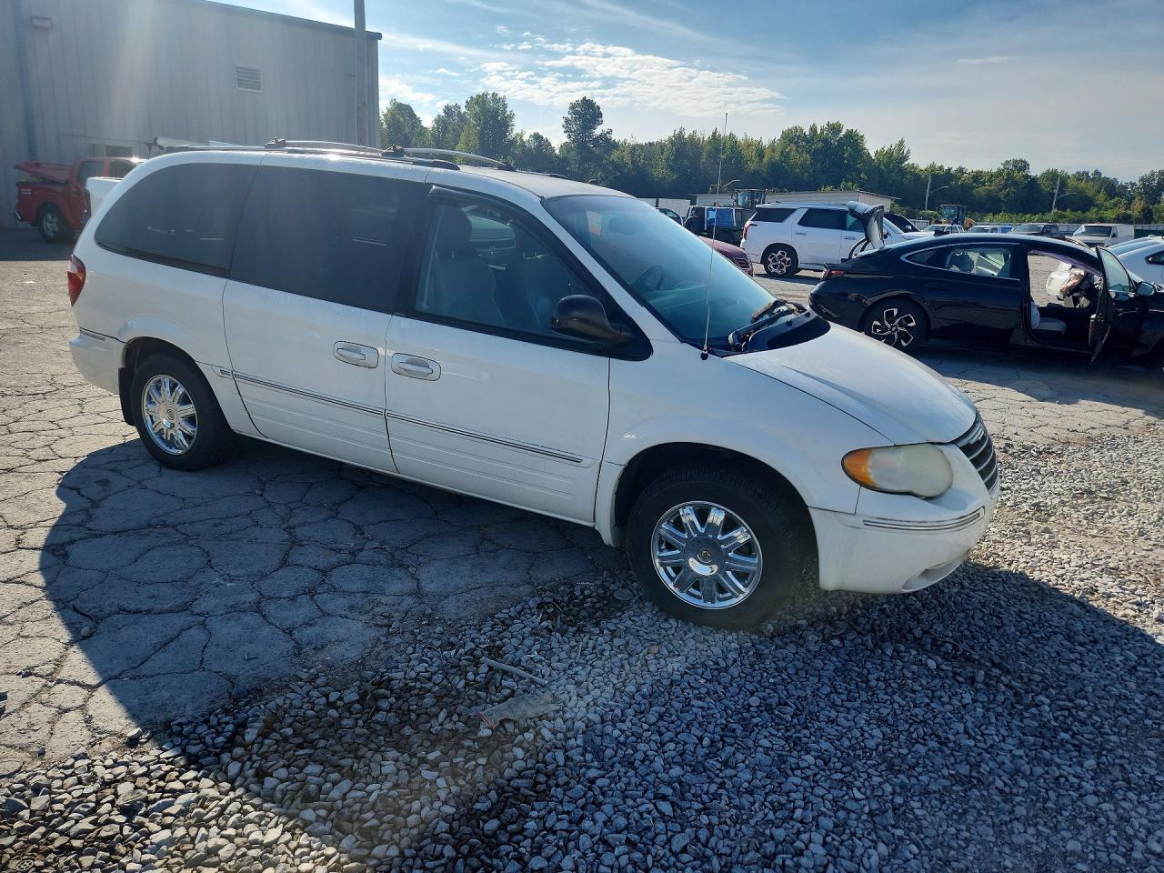 2005 Chrysler Town & Country Limited Белый vin: 2C8GP64L25R479390