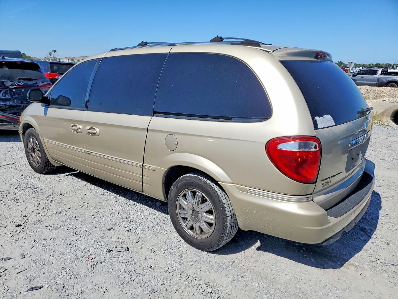 2005 Chrysler Town & Country Limited Gold vin: 2C8GP64L25R594524