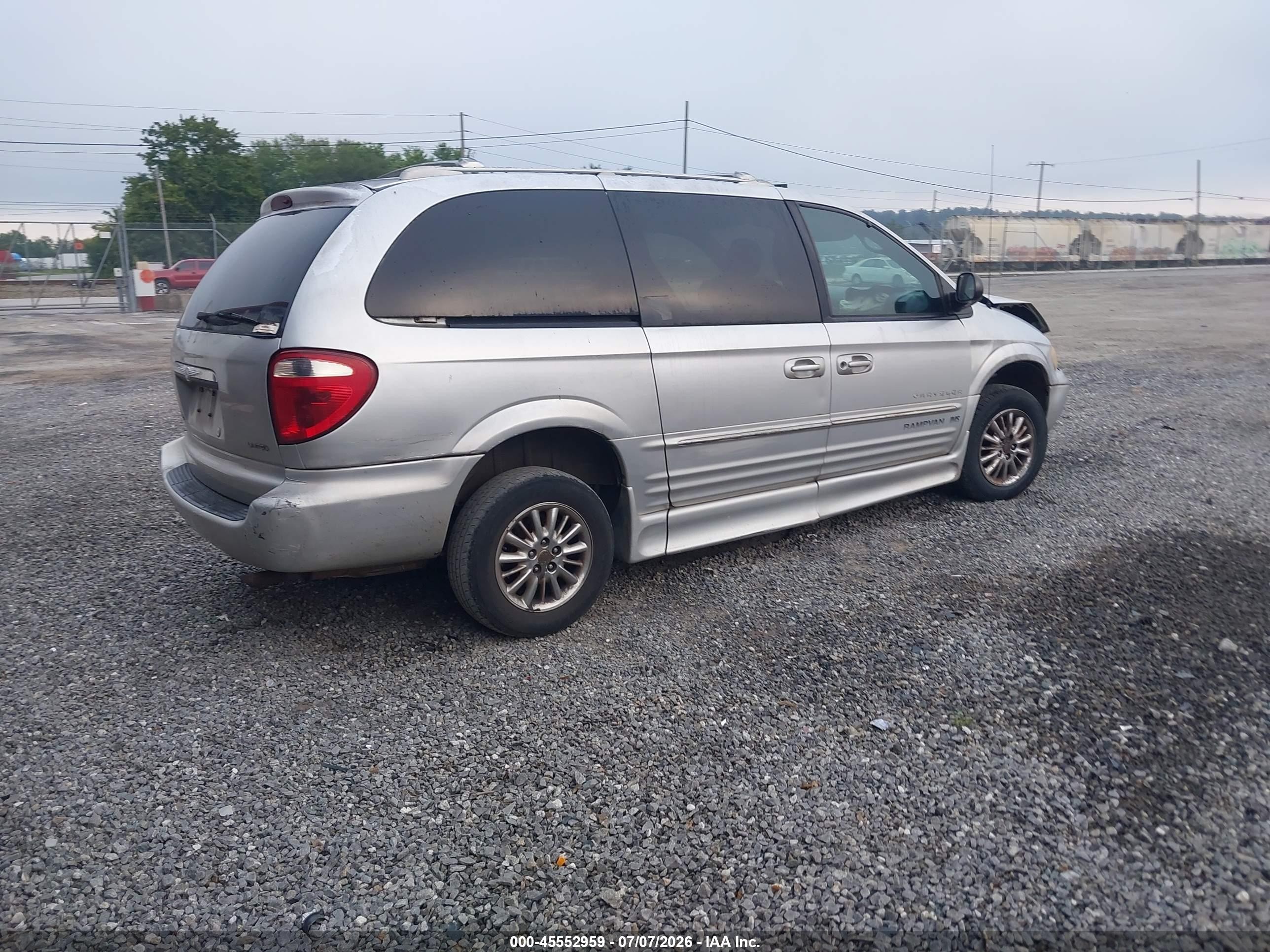 2001 Chrysler Town & Country Limited Silver vin: 2C8GP64L31R376313