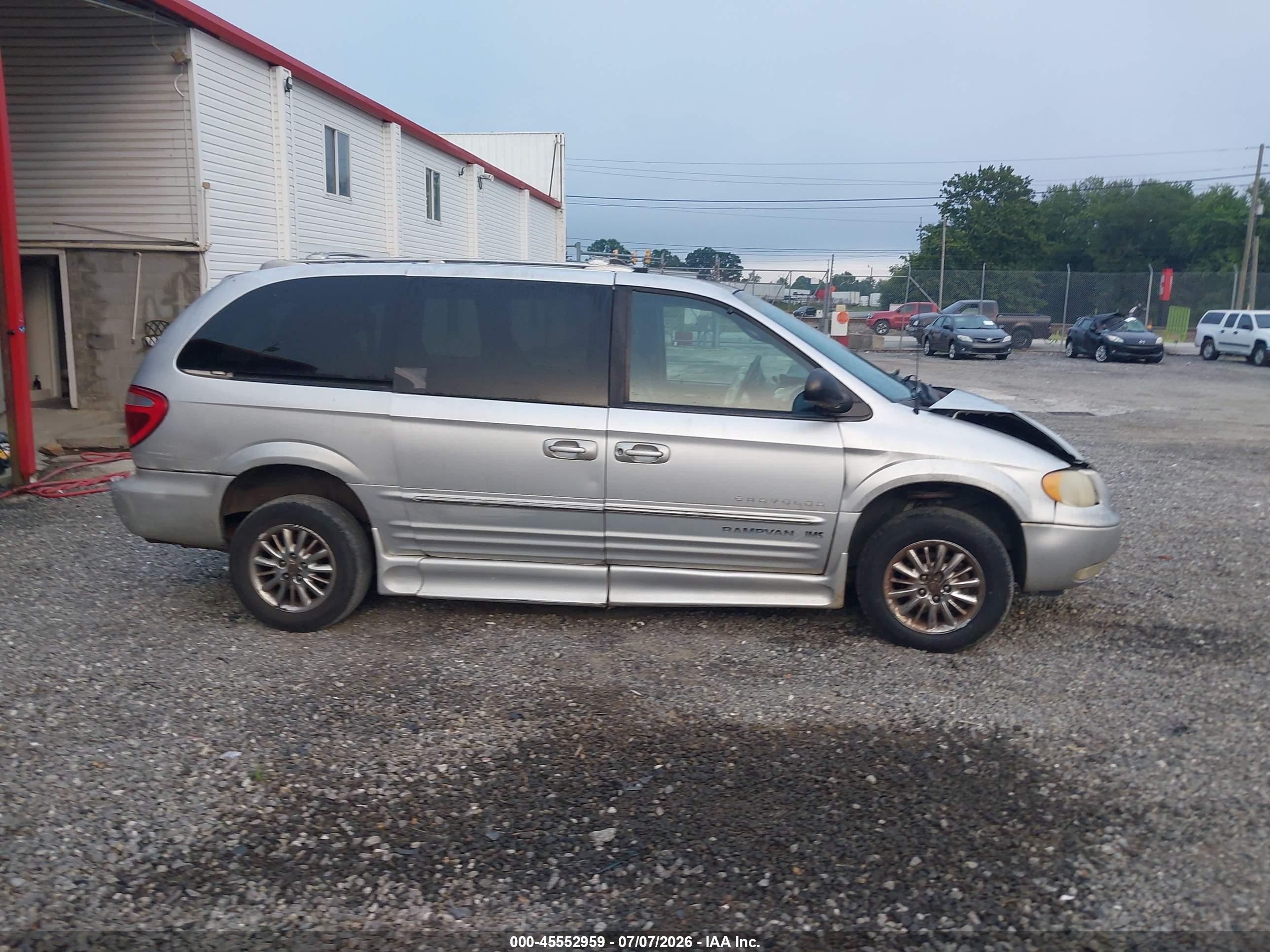 2001 Chrysler Town & Country Limited Silver vin: 2C8GP64L31R376313