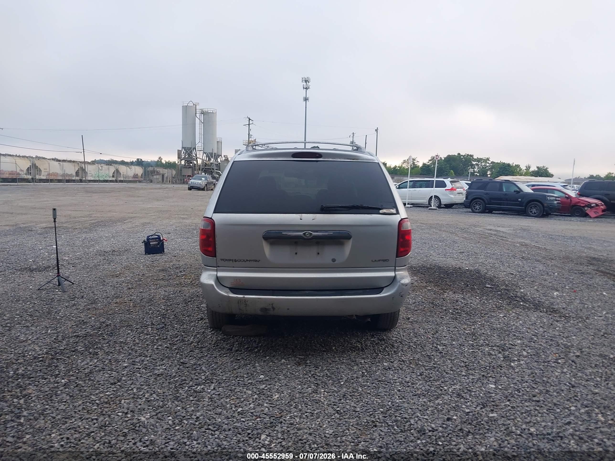 2001 Chrysler Town & Country Limited Silver vin: 2C8GP64L31R376313