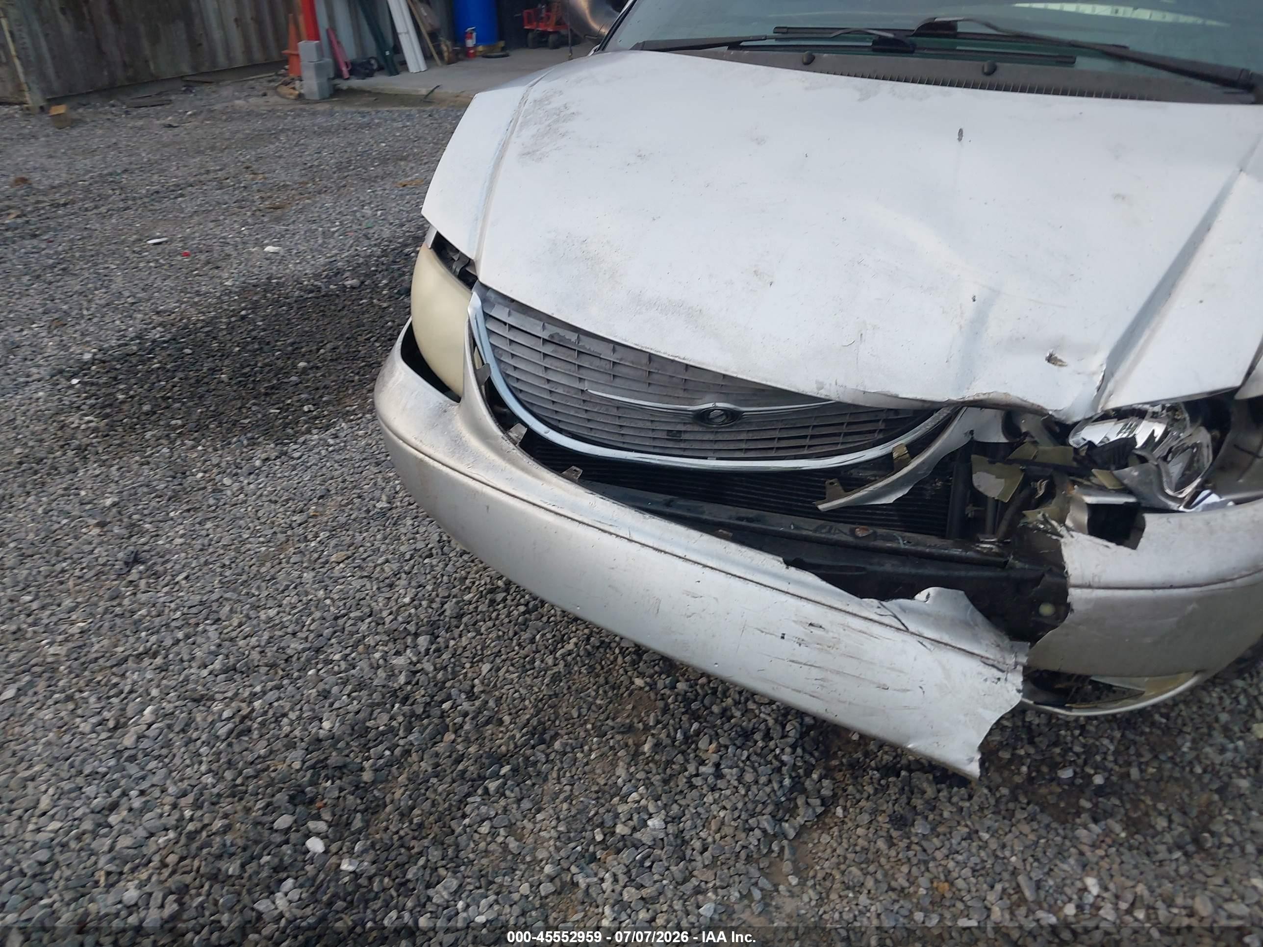 2001 Chrysler Town & Country Limited Silver vin: 2C8GP64L31R376313
