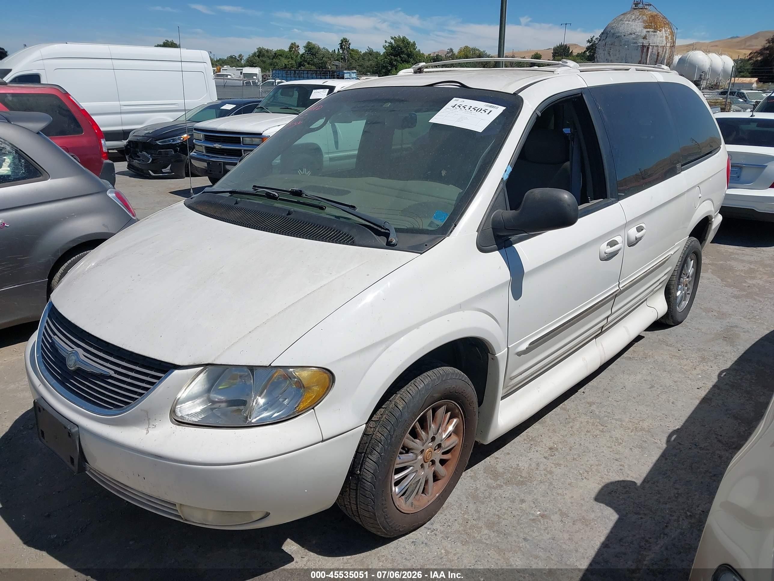 2002 Chrysler Town & Country Limited White vin: 2C8GP64L32R667735