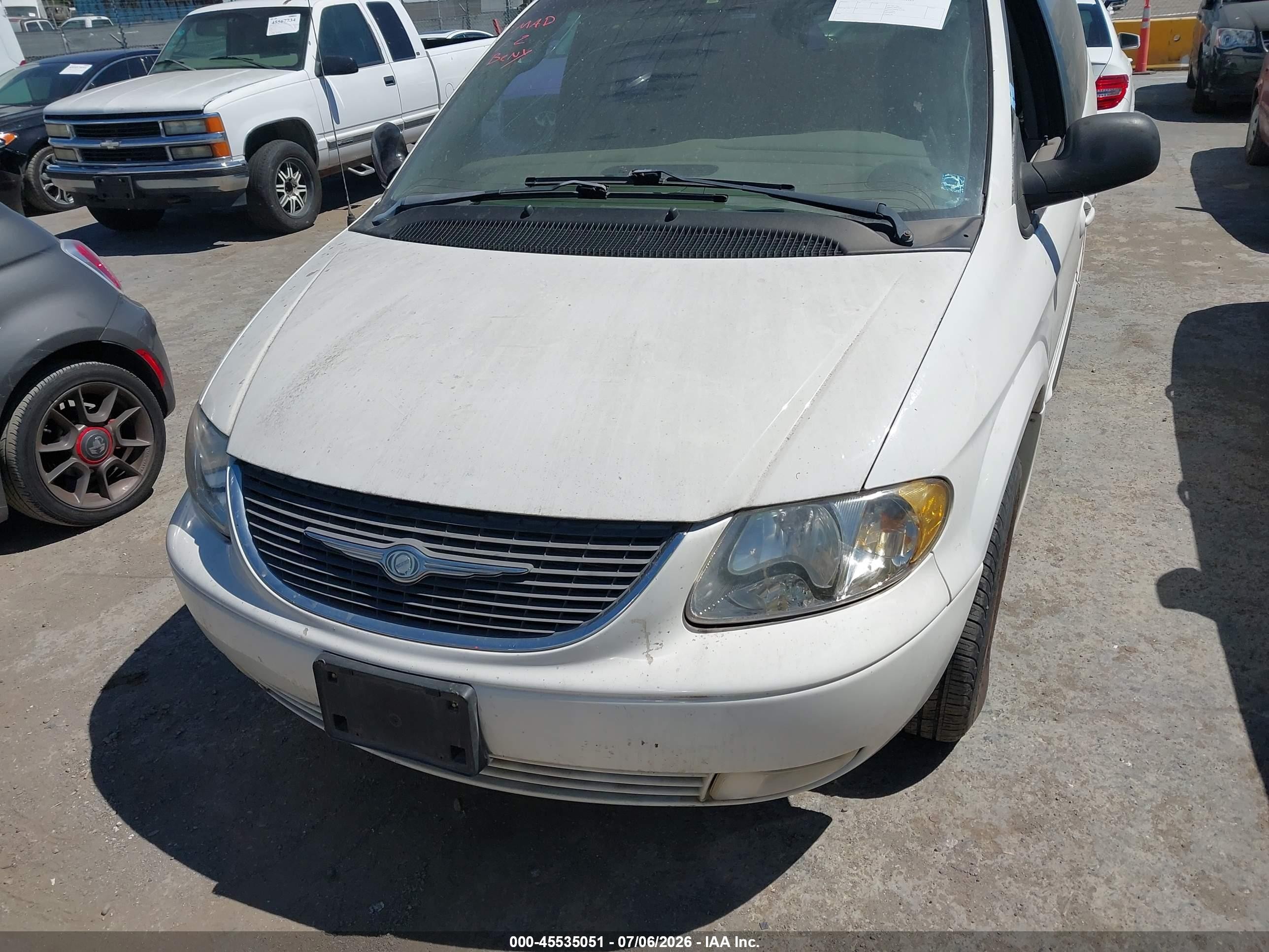 2002 Chrysler Town & Country Limited White vin: 2C8GP64L32R667735