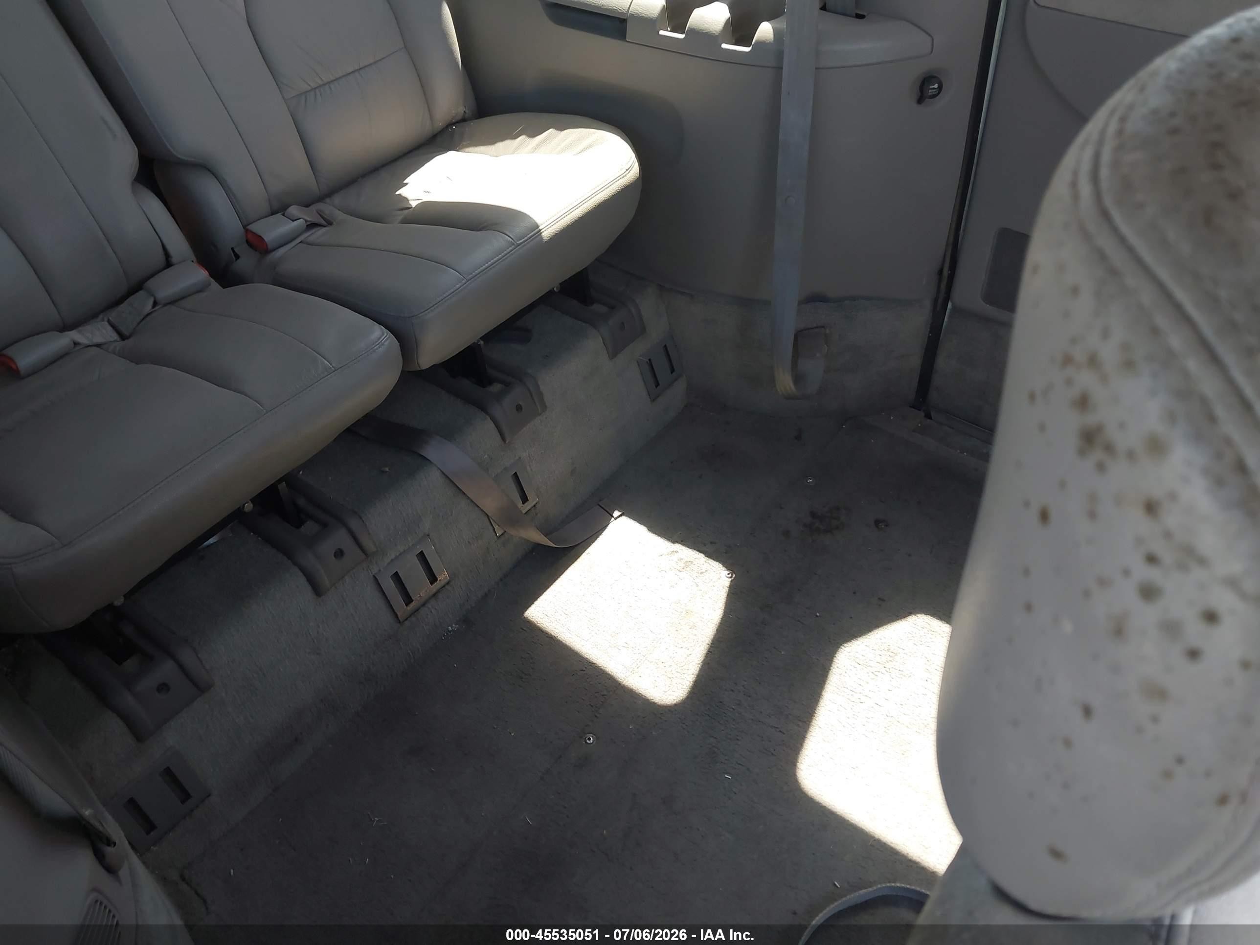 2002 Chrysler Town & Country Limited White vin: 2C8GP64L32R667735
