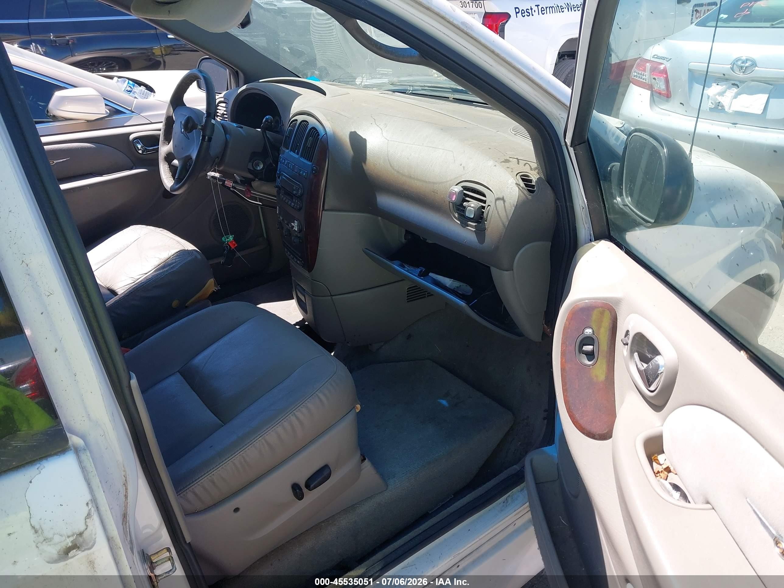 2002 Chrysler Town & Country Limited White vin: 2C8GP64L32R667735