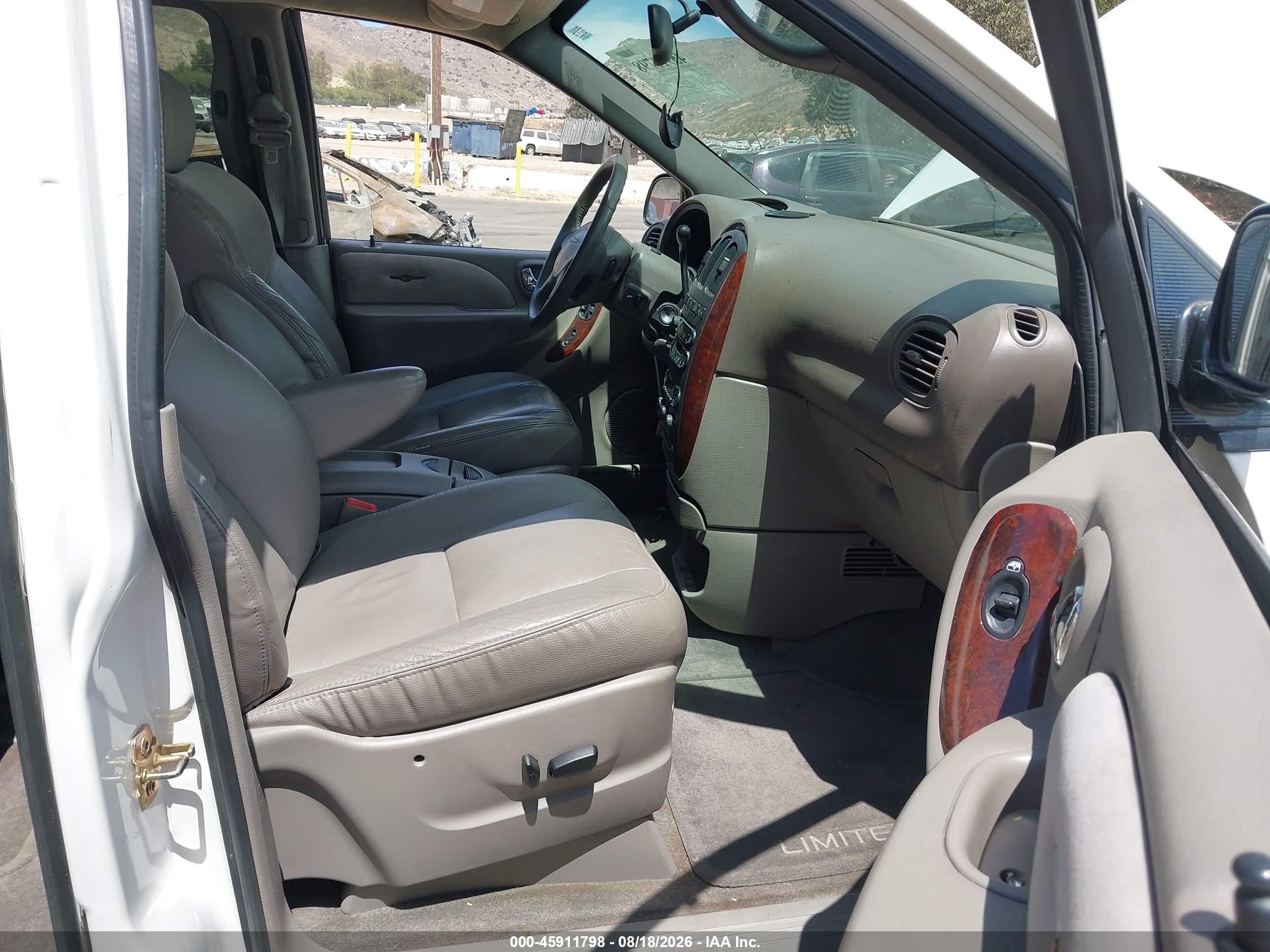 2003 Chrysler Town & Country Limited Белый vin: 2C8GP64L33R233820