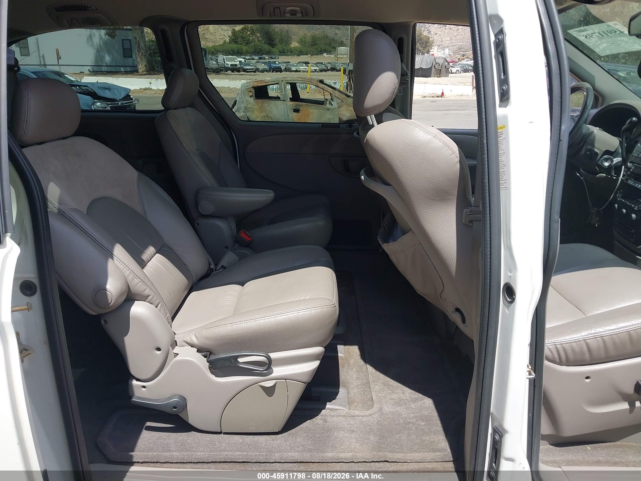 2003 Chrysler Town & Country Limited Белый vin: 2C8GP64L33R233820