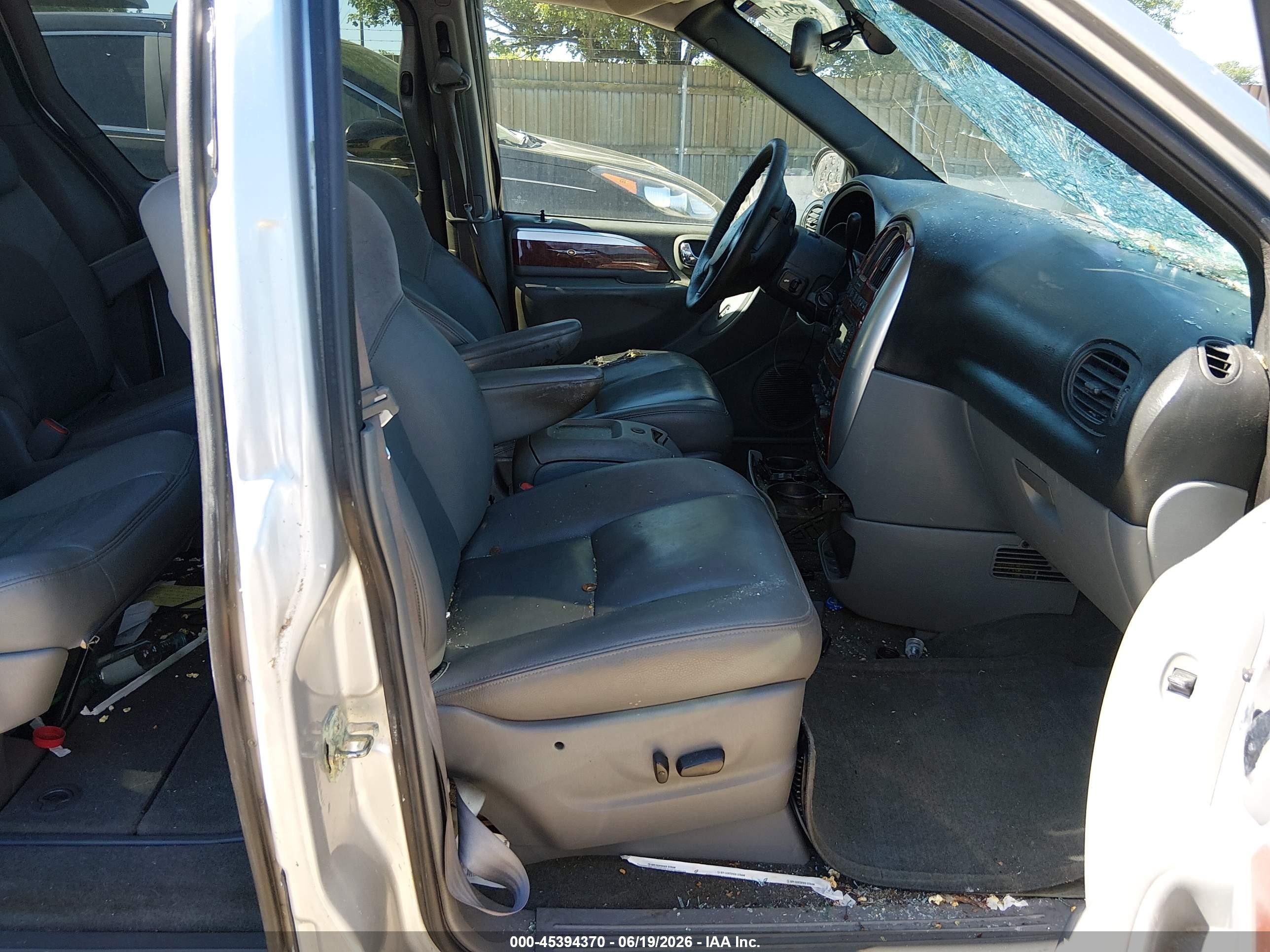 2005 Chrysler Town & Country Limited Silver vin: 2C8GP64L35R115964