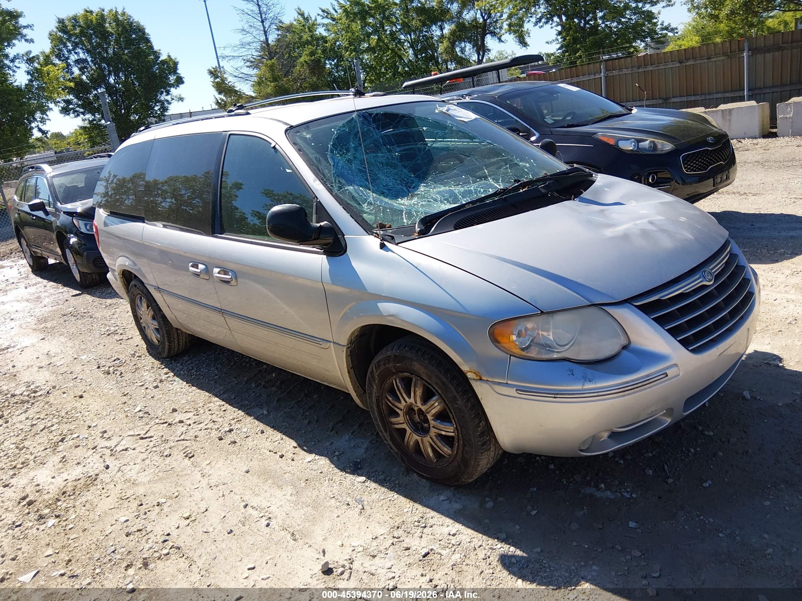 2005 Chrysler Town & Country Limited Silver vin: 2C8GP64L35R115964