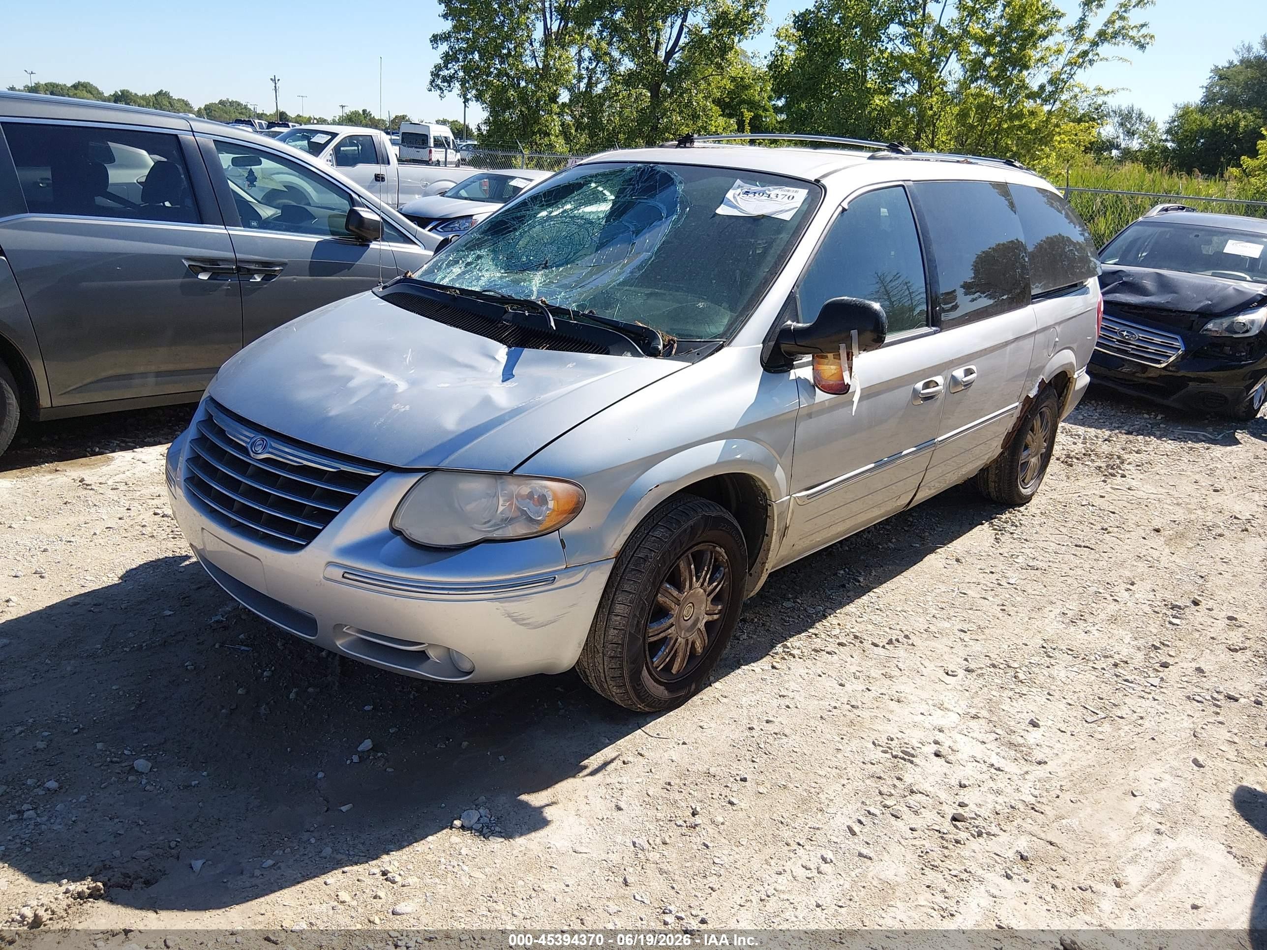 2005 Chrysler Town & Country Limited Silver vin: 2C8GP64L35R115964