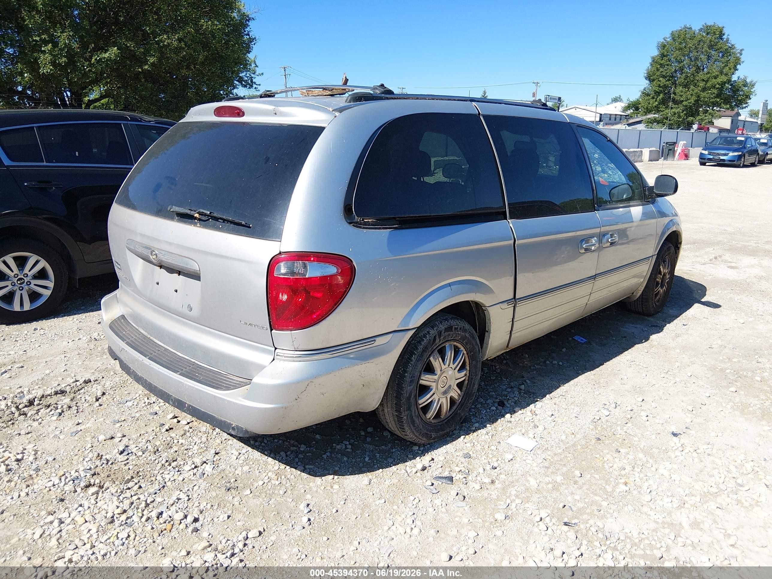 2005 Chrysler Town & Country Limited Silver vin: 2C8GP64L35R115964