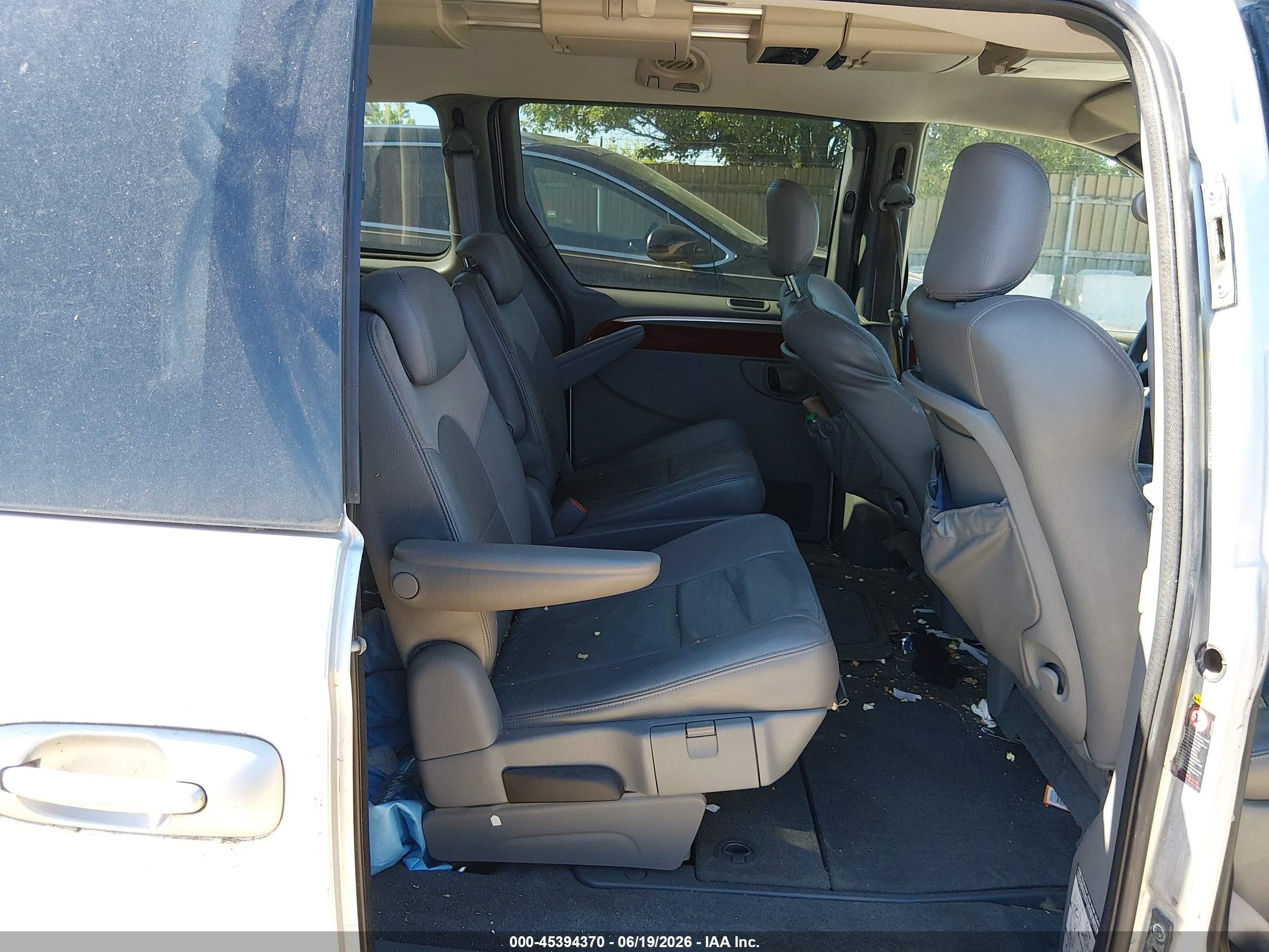 2005 Chrysler Town & Country Limited Silver vin: 2C8GP64L35R115964