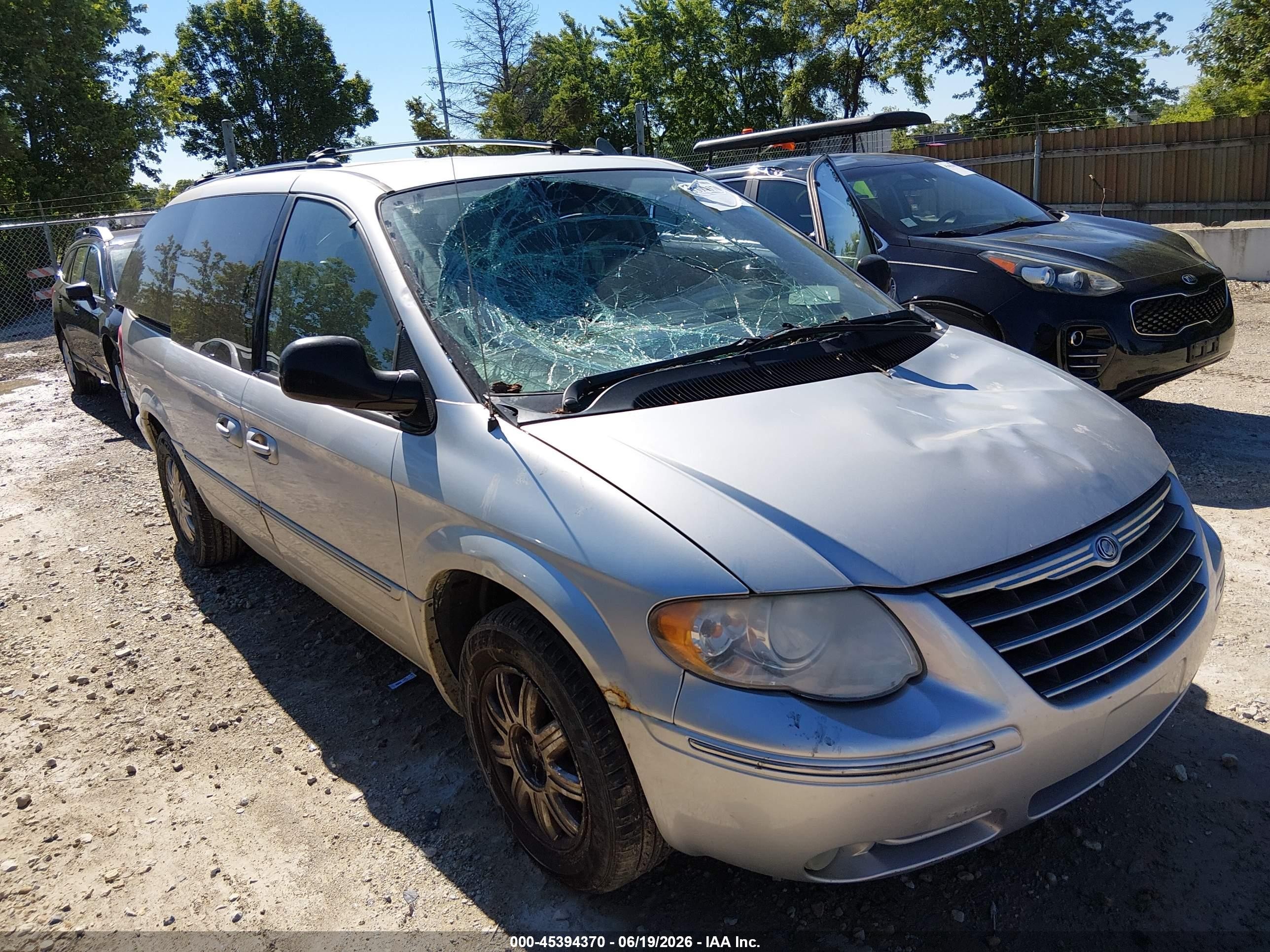 2005 Chrysler Town & Country Limited Silver vin: 2C8GP64L35R115964