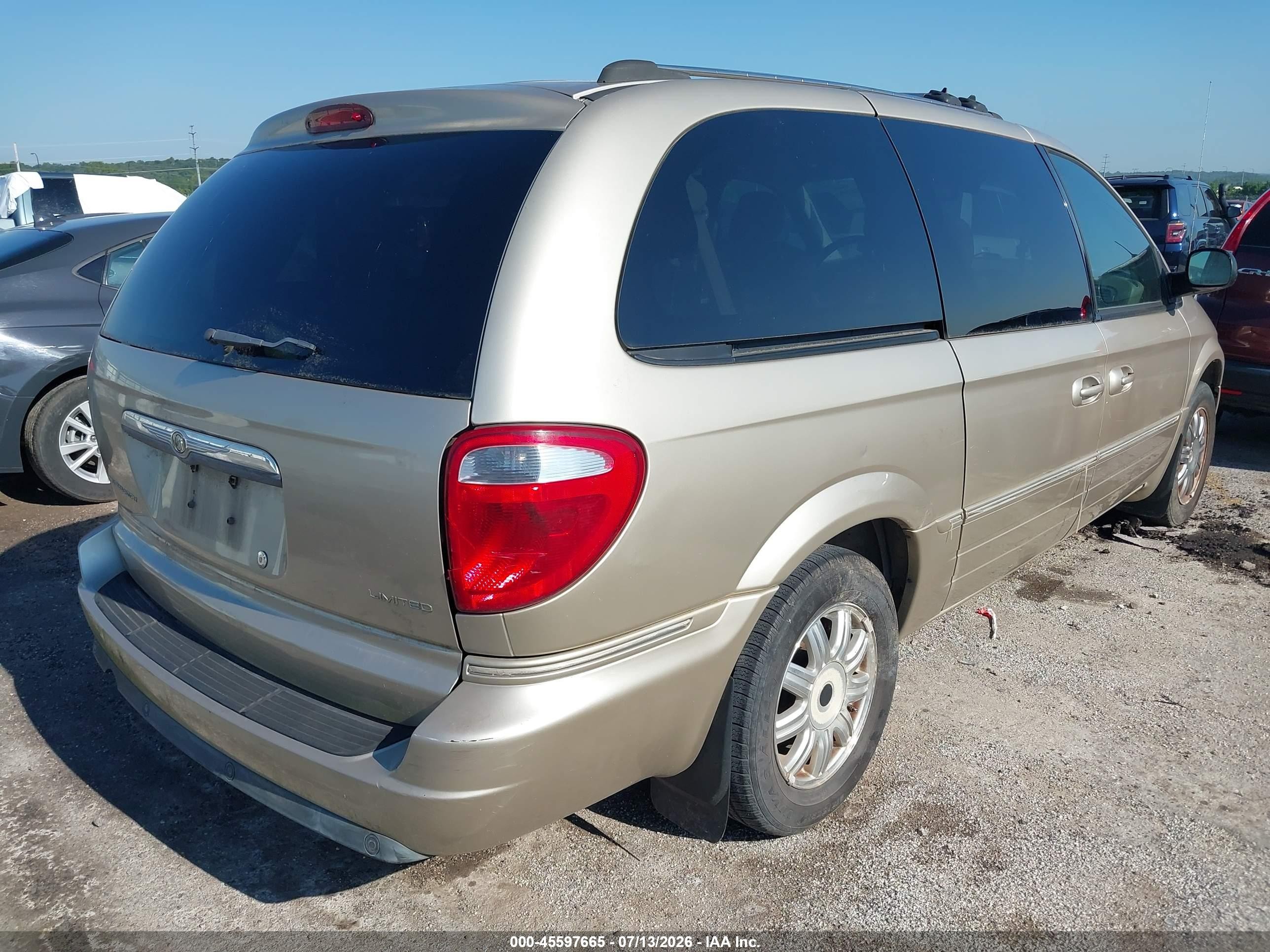 2005 Chrysler Town & Country Limited Gold vin: 2C8GP64L35R267453