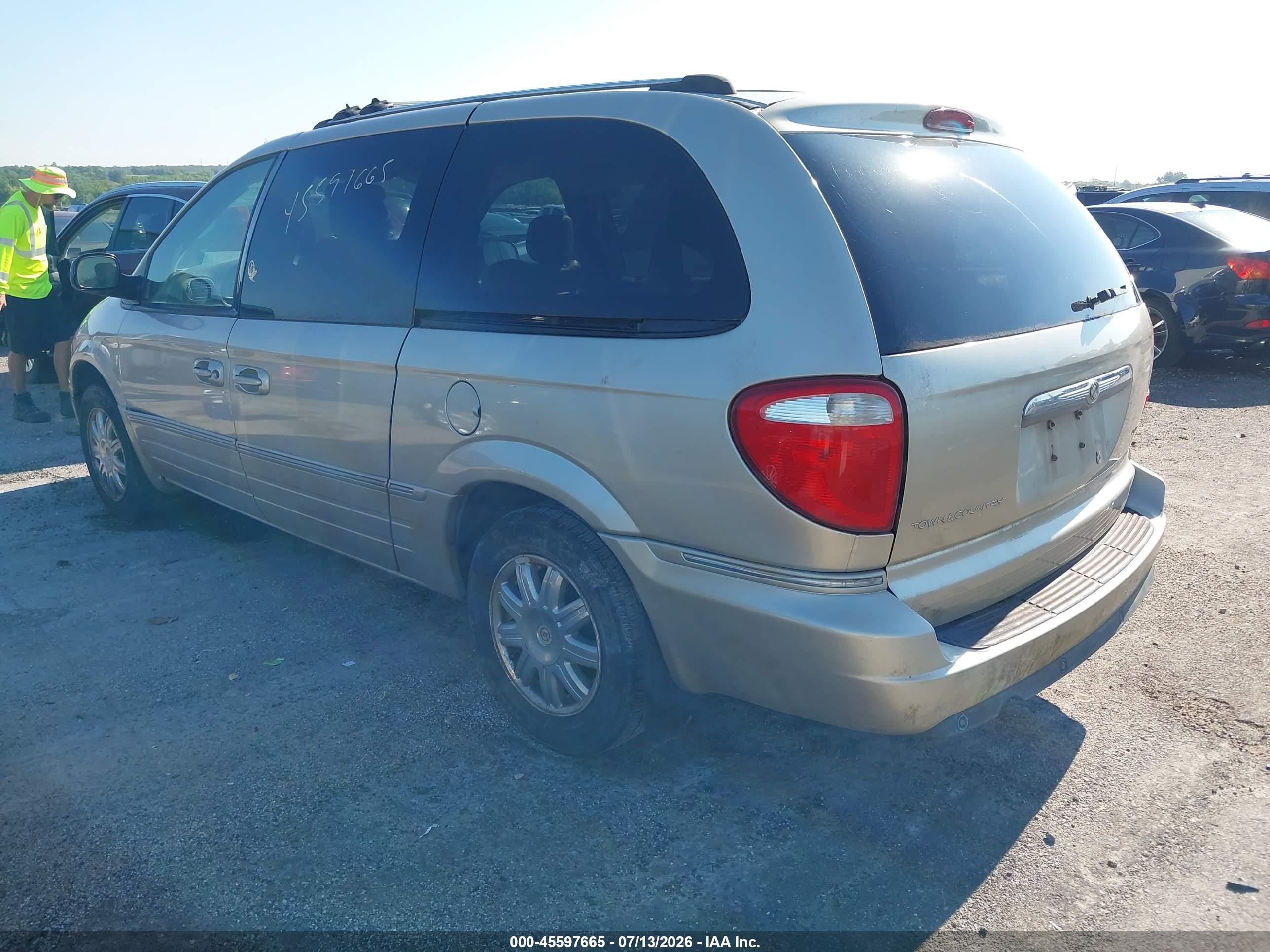 2005 Chrysler Town & Country Limited Gold vin: 2C8GP64L35R267453