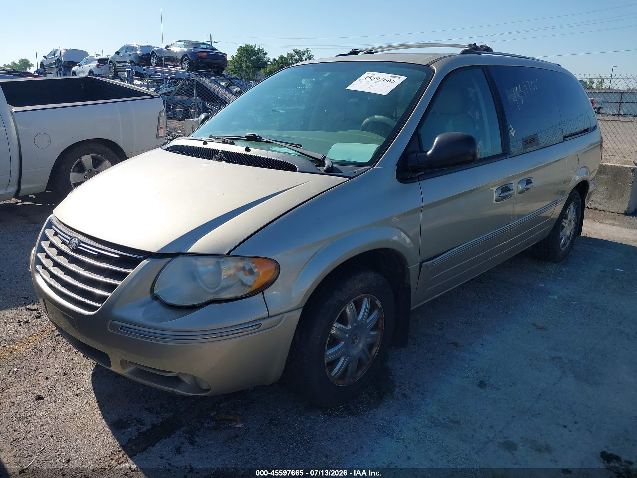 2005 Chrysler Town & Country Limited Gold vin: 2C8GP64L35R267453
