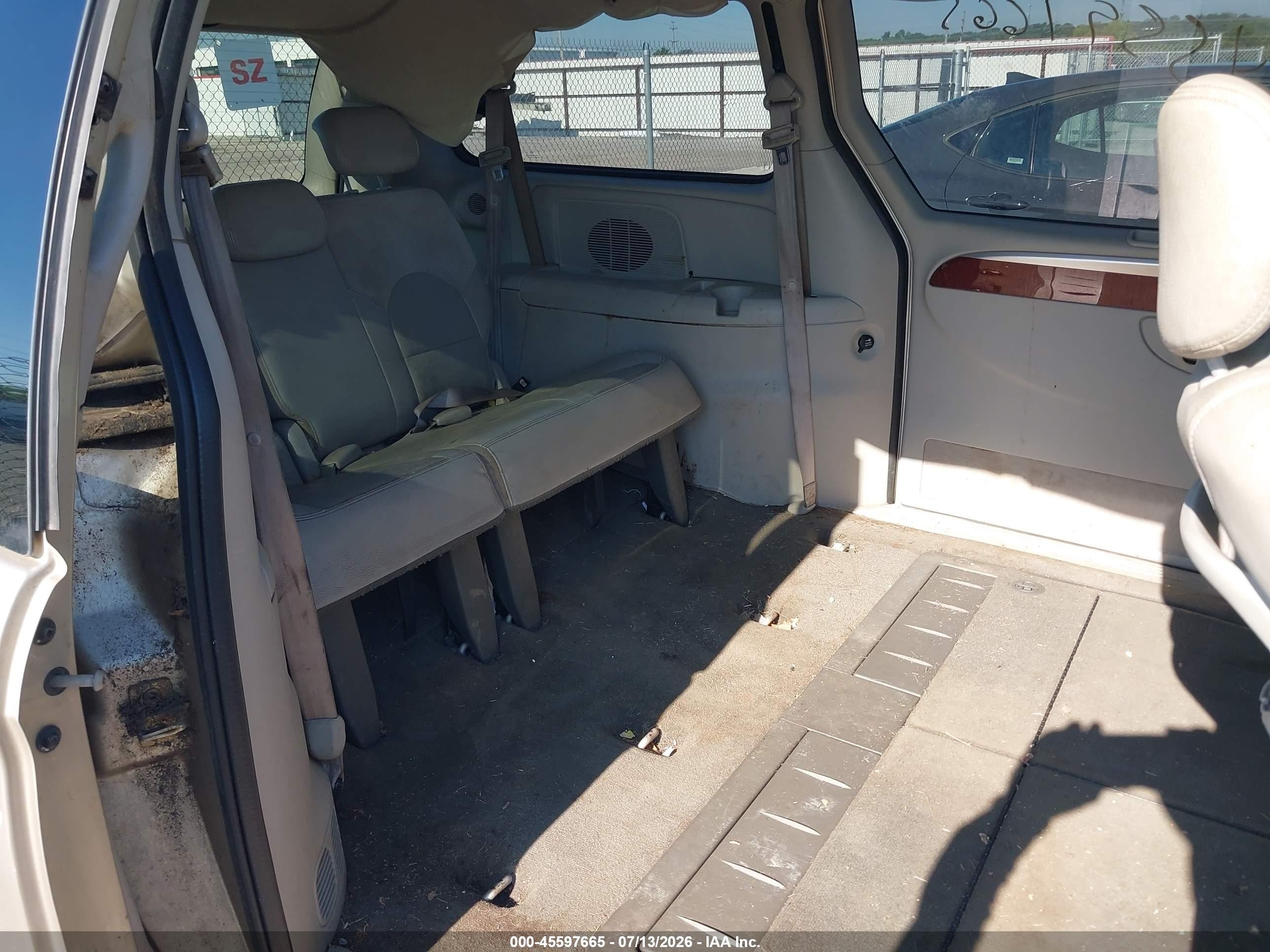 2005 Chrysler Town & Country Limited Gold vin: 2C8GP64L35R267453