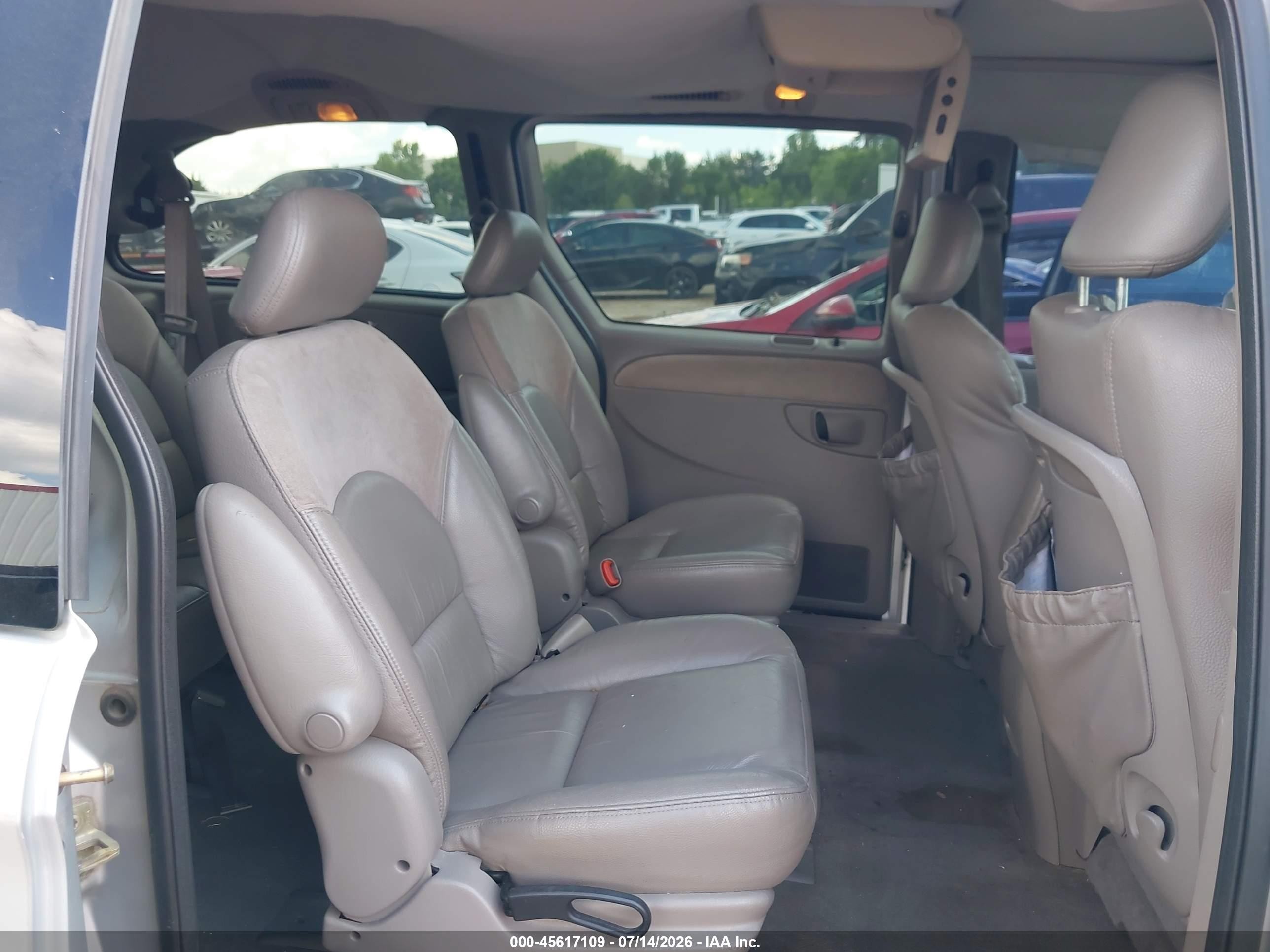 2003 Chrysler Town & Country Limited Silver vin: 2C8GP64L43R189262