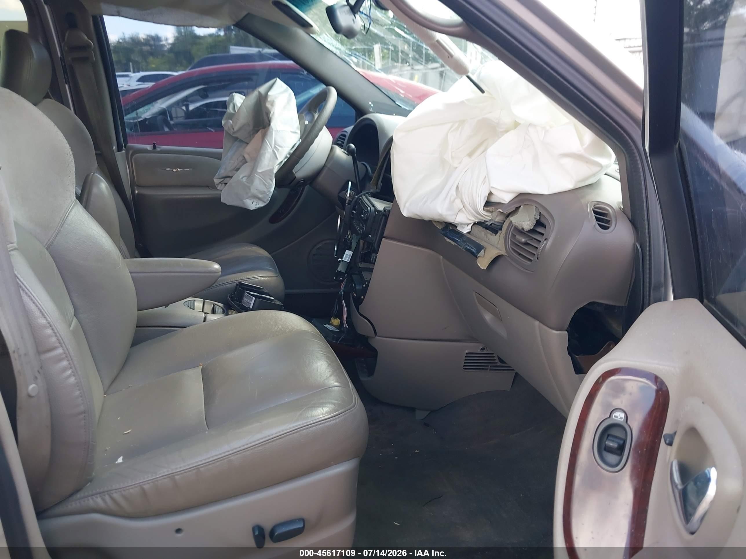 2003 Chrysler Town & Country Limited Silver vin: 2C8GP64L43R189262
