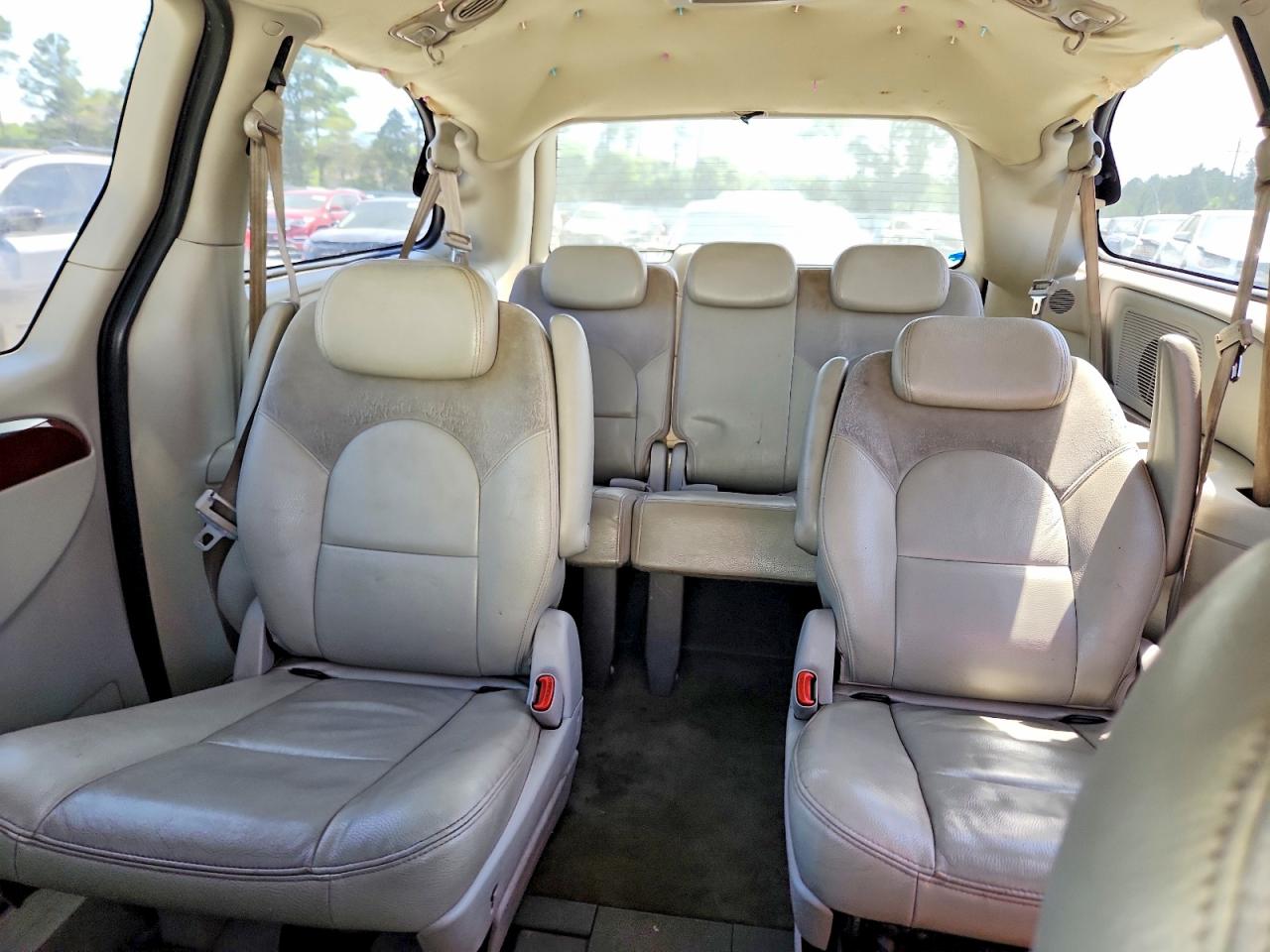 2005 Chrysler Town & Country Limited Gold vin: 2C8GP64L45R286206