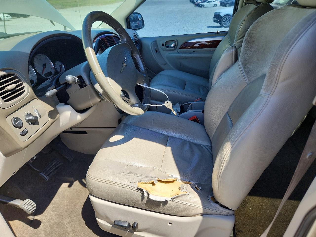 2005 Chrysler Town & Country Limited Gold vin: 2C8GP64L45R286206